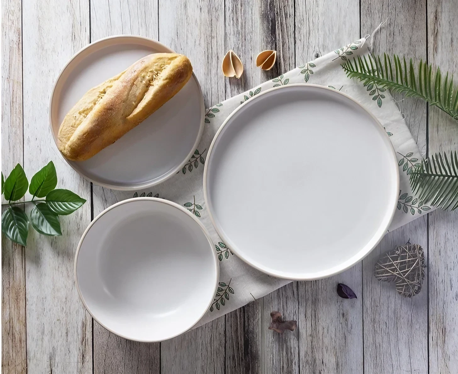 vaisselle blanche en grès
