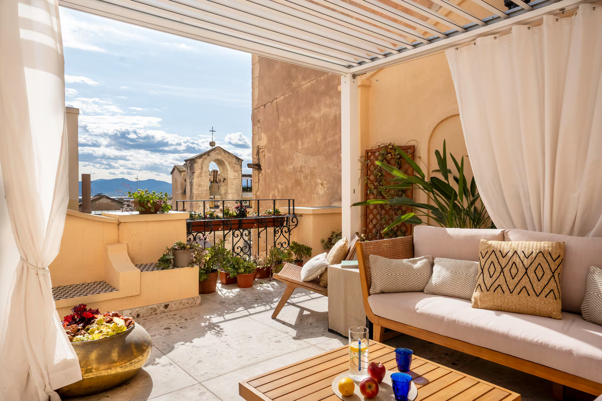 terrasse avec pergola blanche à lames orientables Dimora LAJ Cagliari terrasse avec pergola blanche à lames orientables Dimora LAJ Cagliari