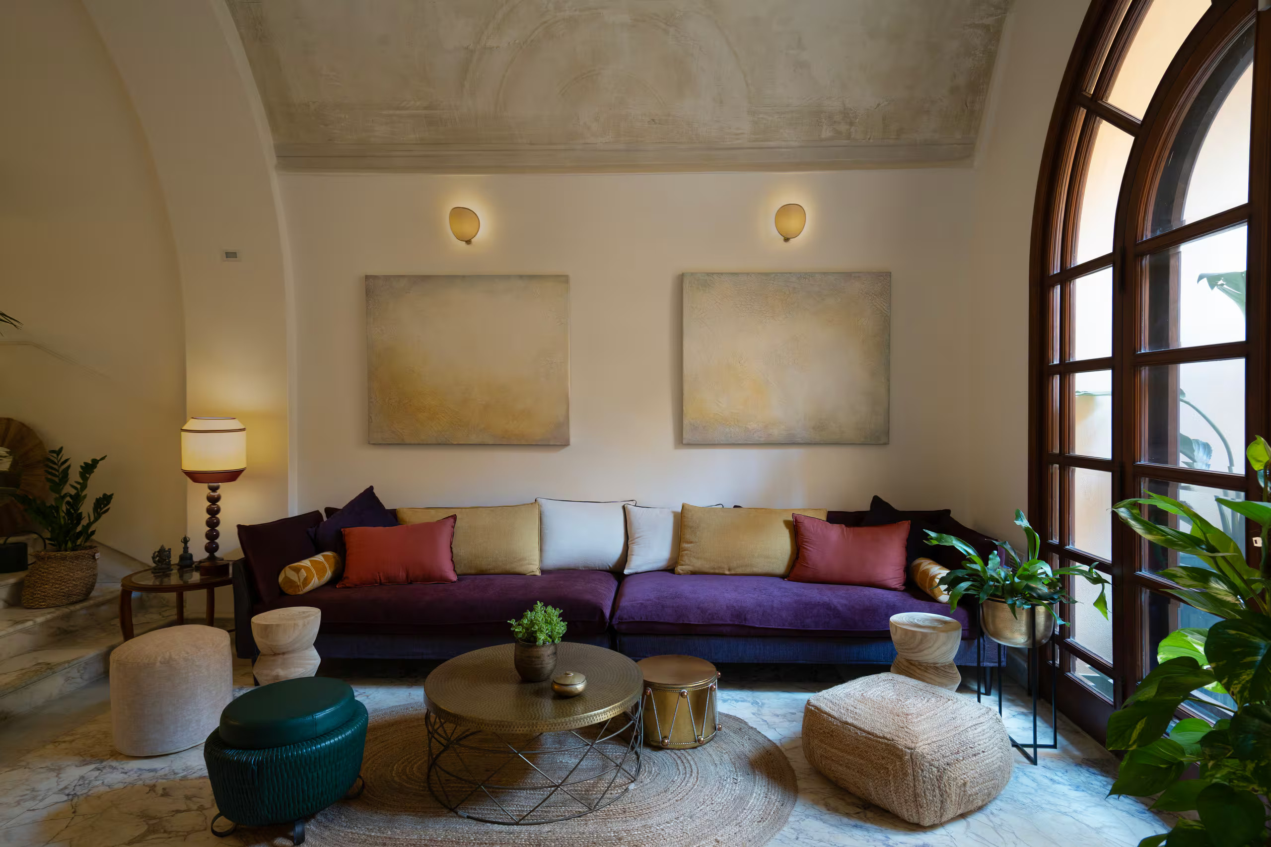 salon décoration contemporaine maison Sardaigne Dimora LAJ Cagliari plafond voûté et fenêtre cintrée sol marbre salon décoration contemporaine maison Sardaigne Dimora LAJ Cagliari plafond voûté et fenêtre cintrée sol marbre
