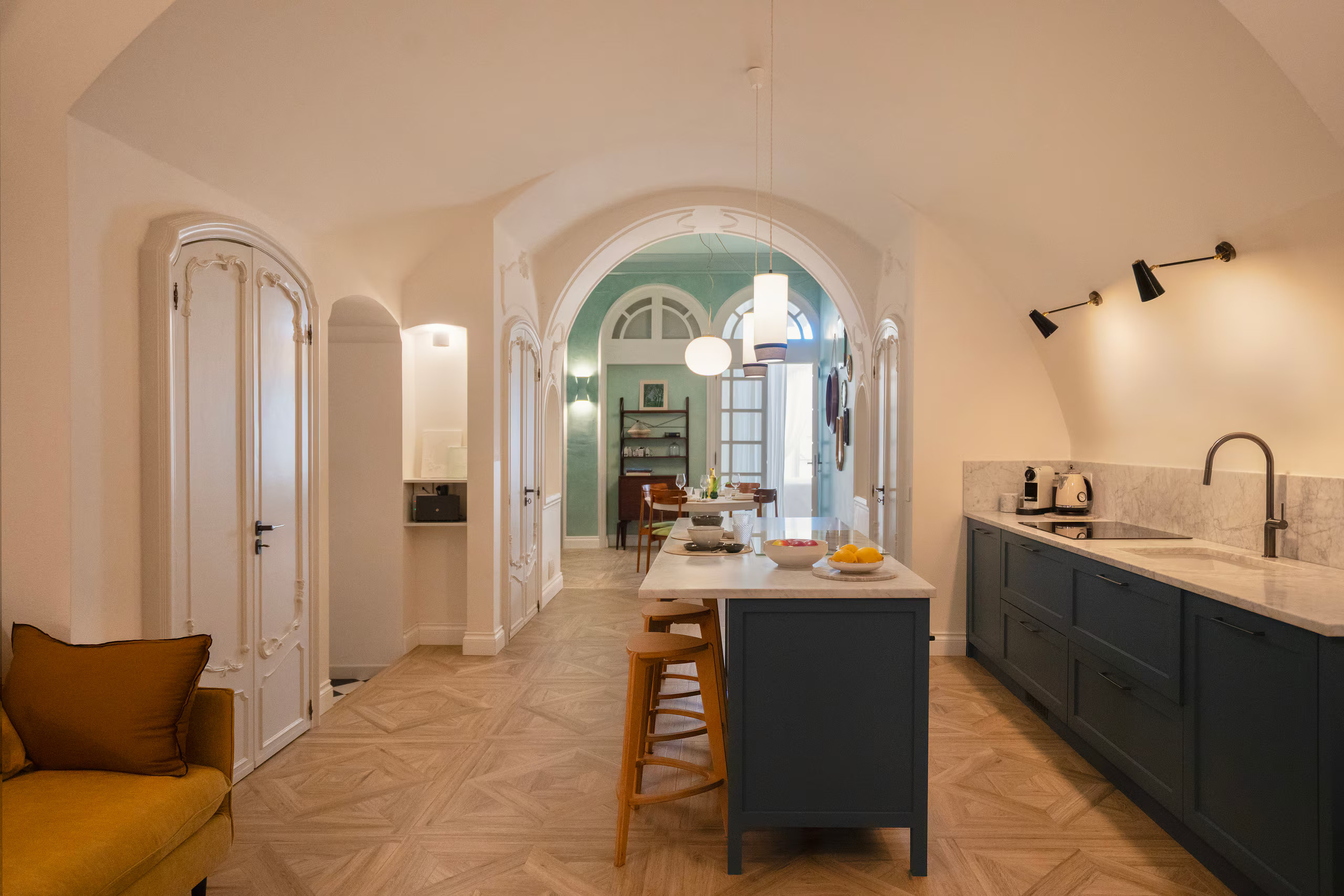 cuisine bleue décoration contemporaine maison Sardaigne Dimora LAJ Cagliari plafond voûté et porte cintrée cuisine bleue décoration contemporaine maison Sardaigne Dimora LAJ Cagliari plafond voûté et porte cintrée