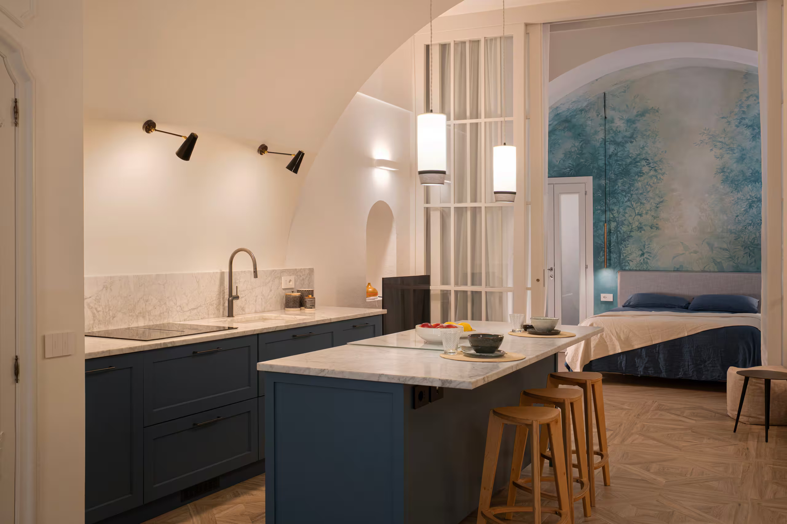 cuisine bleue décoration contemporaine maison Sardaigne Dimora LAJ Cagliari plafond voûté et porte cintrée cuisine bleue décoration contemporaine maison Sardaigne Dimora LAJ Cagliari plafond voûté et porte cintrée