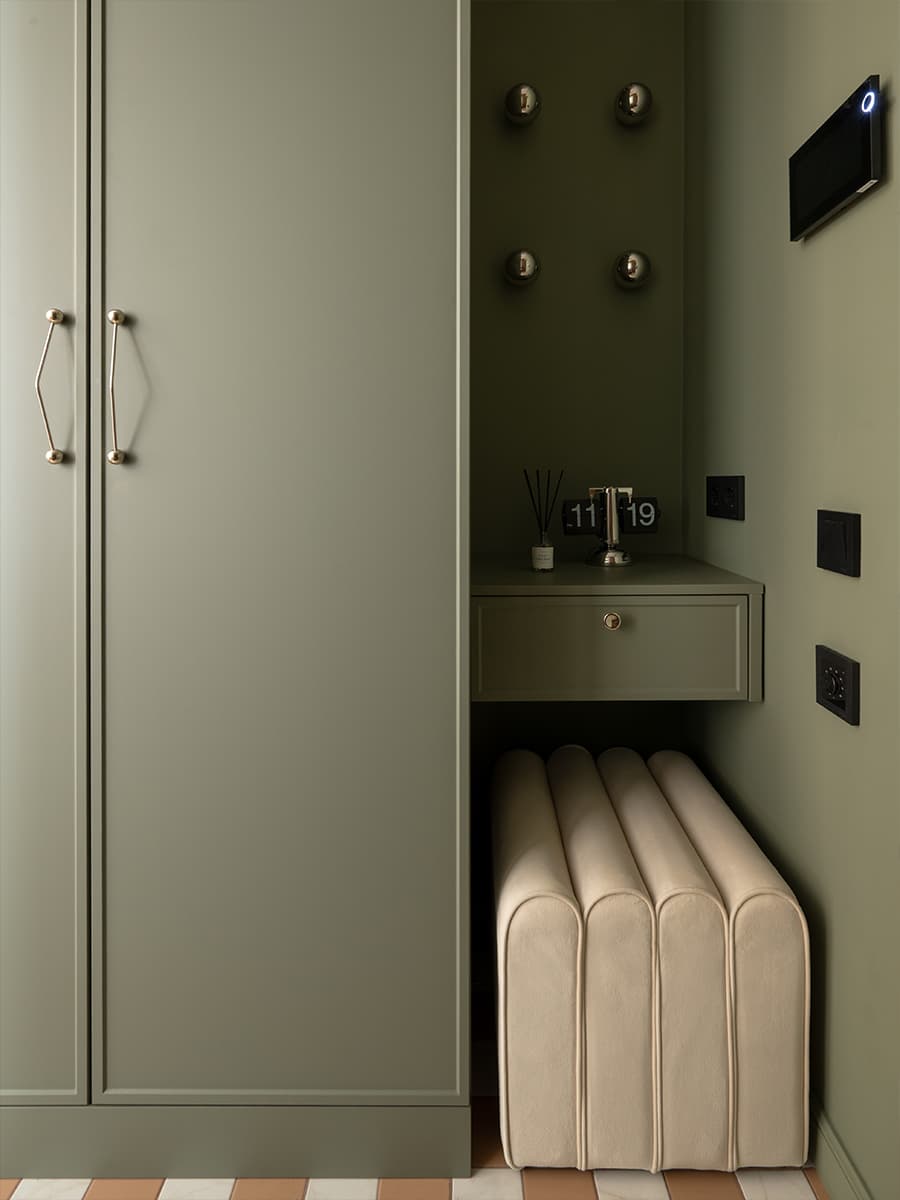 entrée sol à damier murs vert décoration contemporaine petit appartement de 42m2
