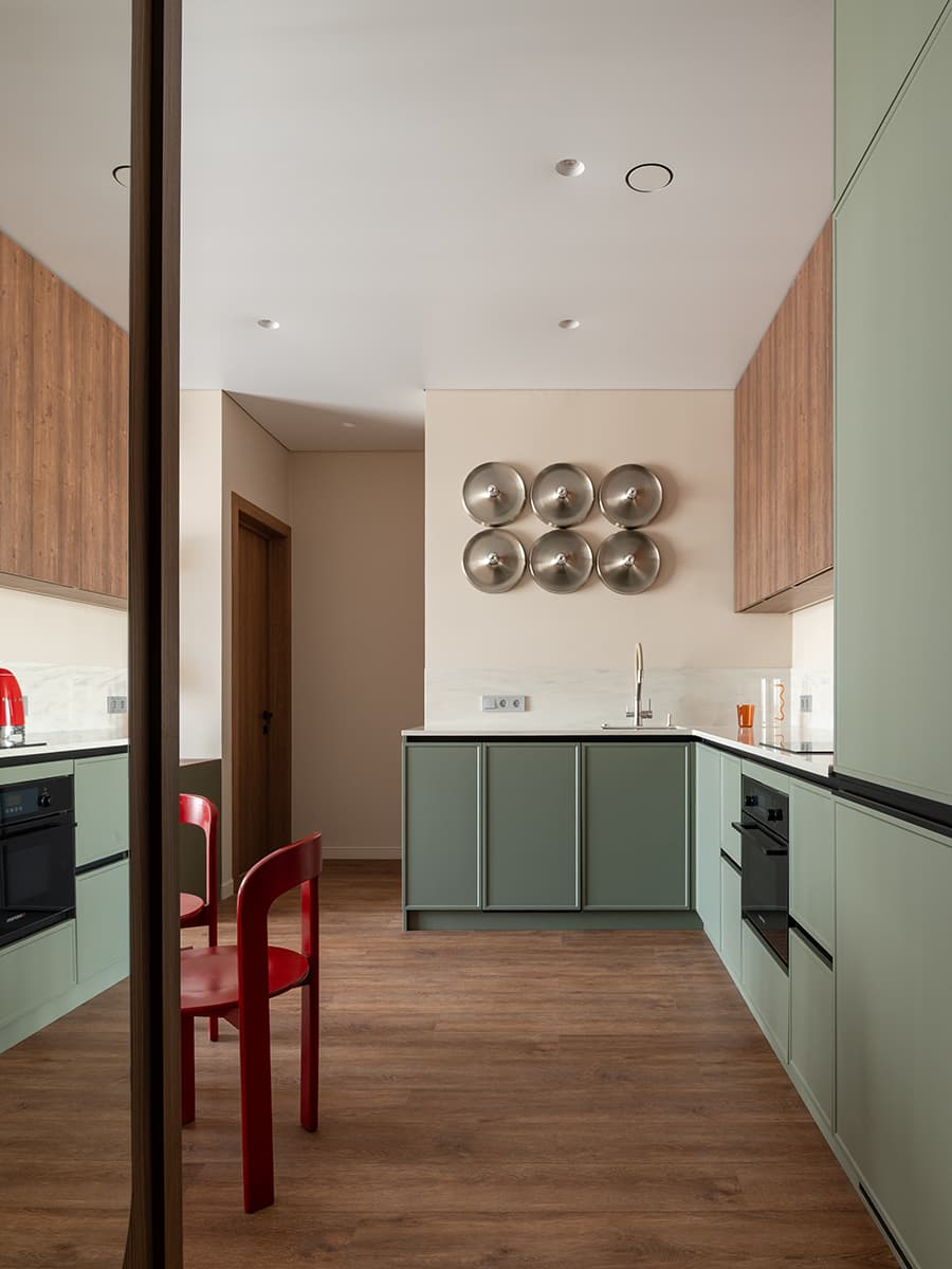cuisine verte et bois ouverte décoration contemporaine petit appartement de 42m2