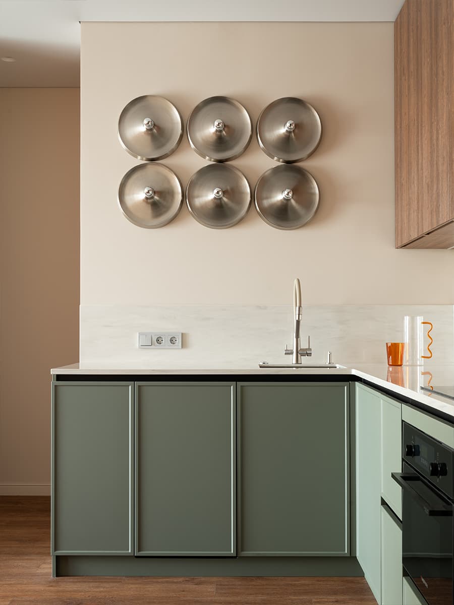 cuisine verte et bois en L décoration contemporaine petit appartement de 42m2