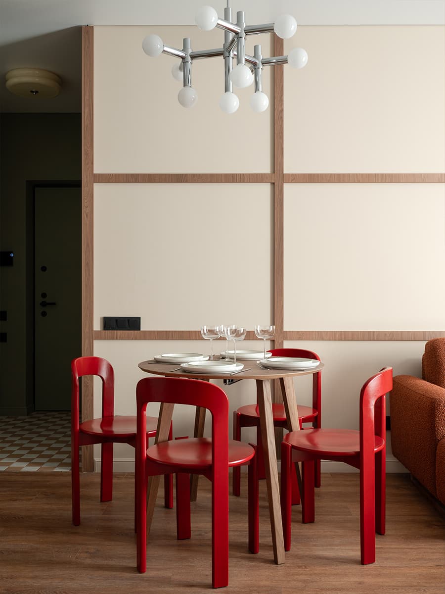 salle à manger chaises rouge décoration contemporaine petit appartement de 42m2