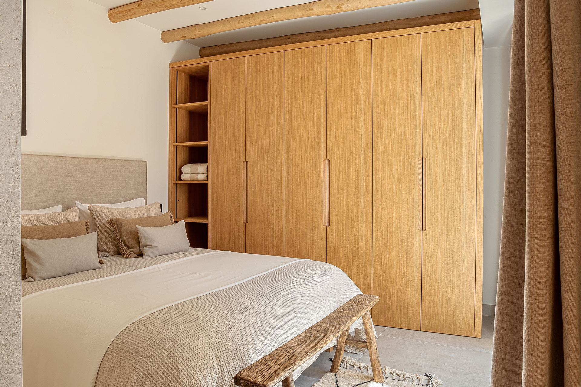 chambre avec poutres décoration naturelle maison de ville rénovée en Andalousie Casa Luna de Miel Estepona chambre avec poutres décoration naturelle maison de ville rénovée en Andalousie Casa Luna de Miel Estepona