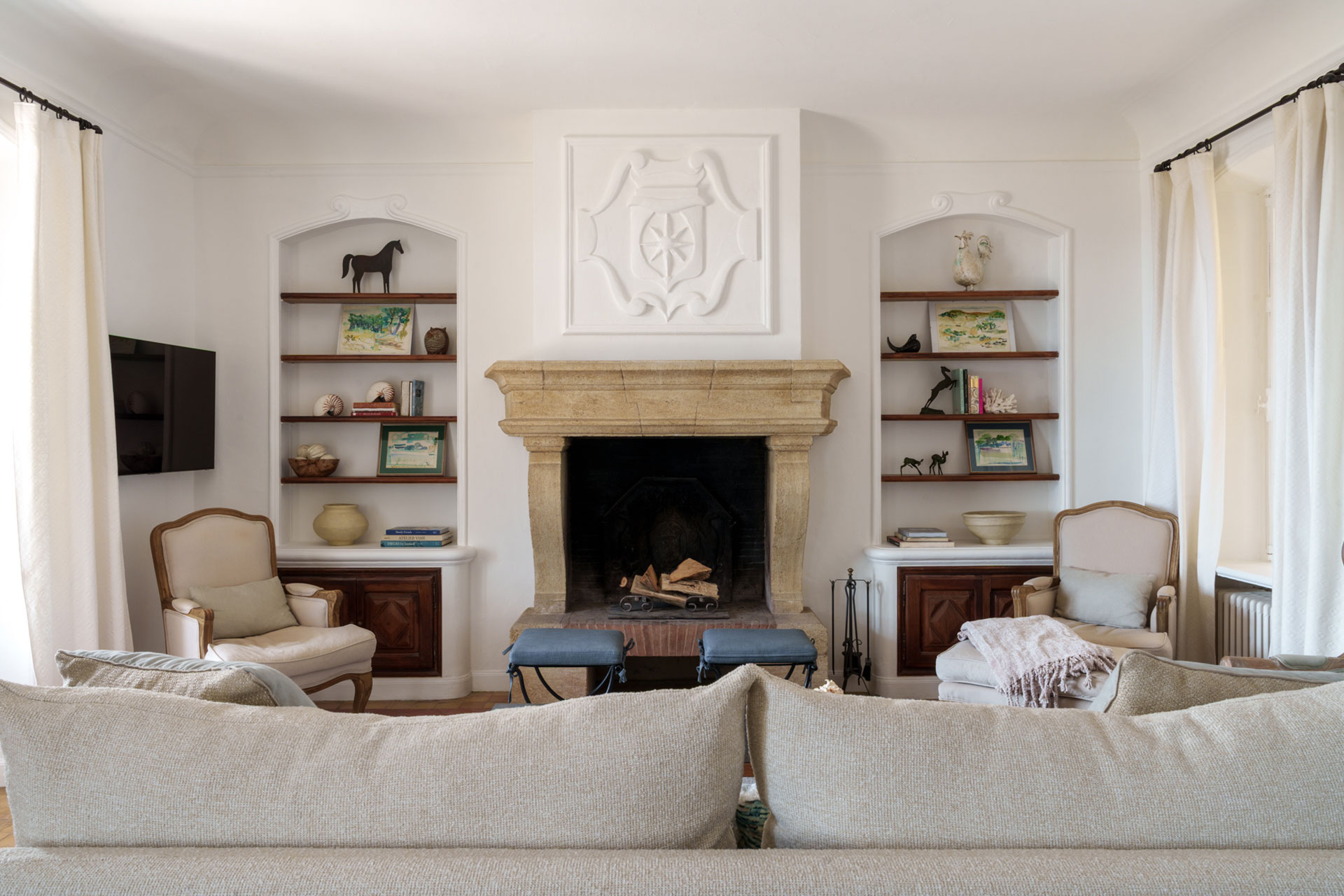 salon avec cheminée pierre décoration classique chic maison provençale Casa del Sol Grasse
