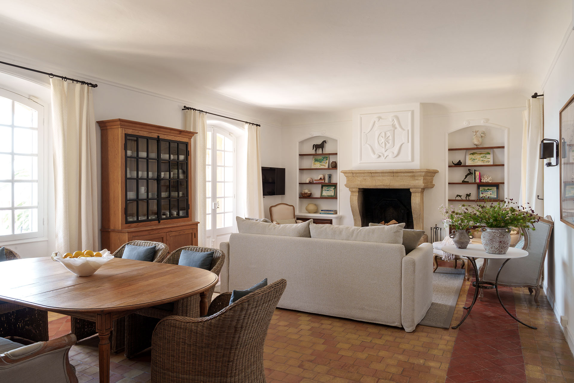 salon avec cheminée pierre décoration classique chic maison provençale Casa del Sol Grasse