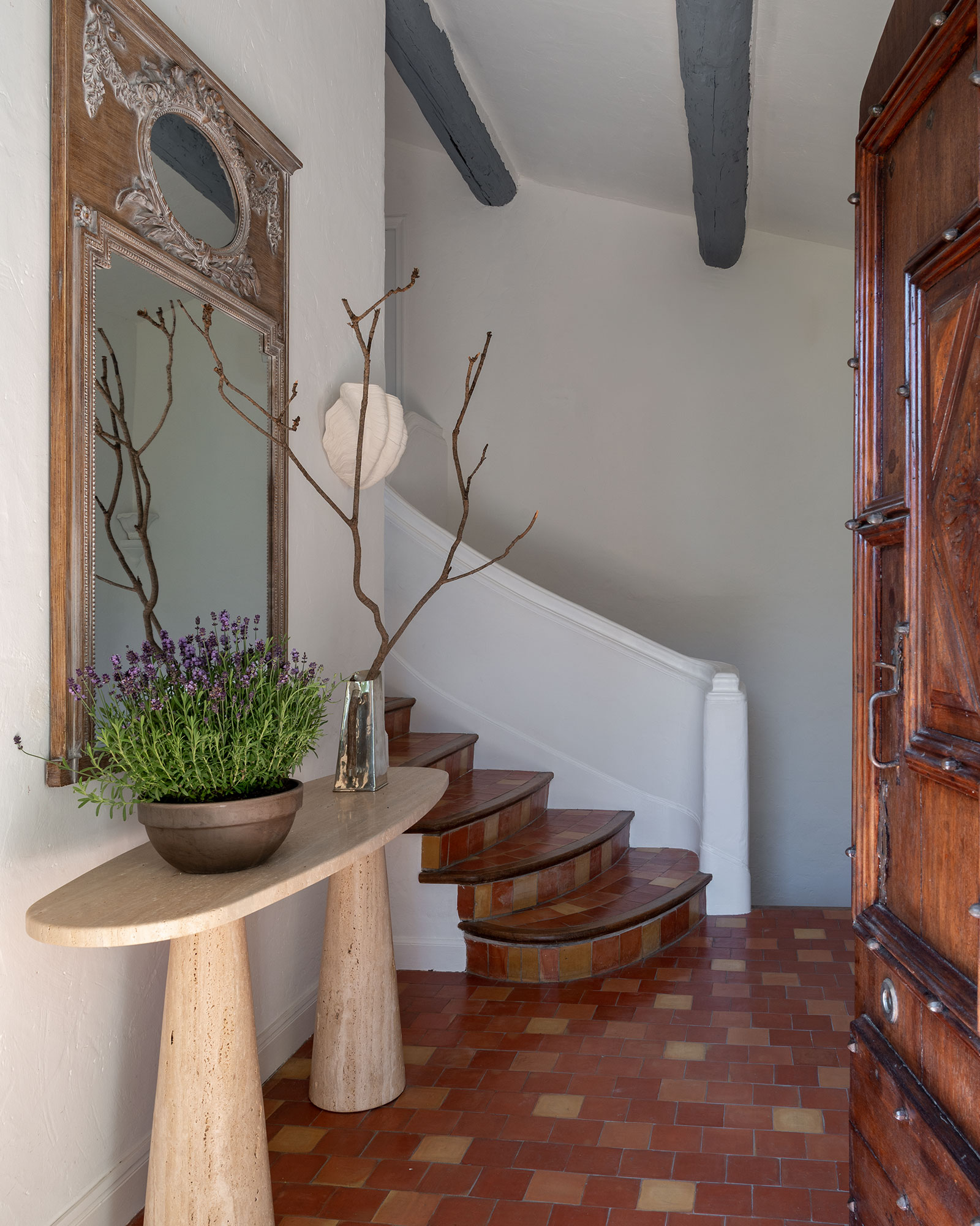 entrée avec poutres et escalier décoration classique chic maison provençale Casa del Sol Grasse
