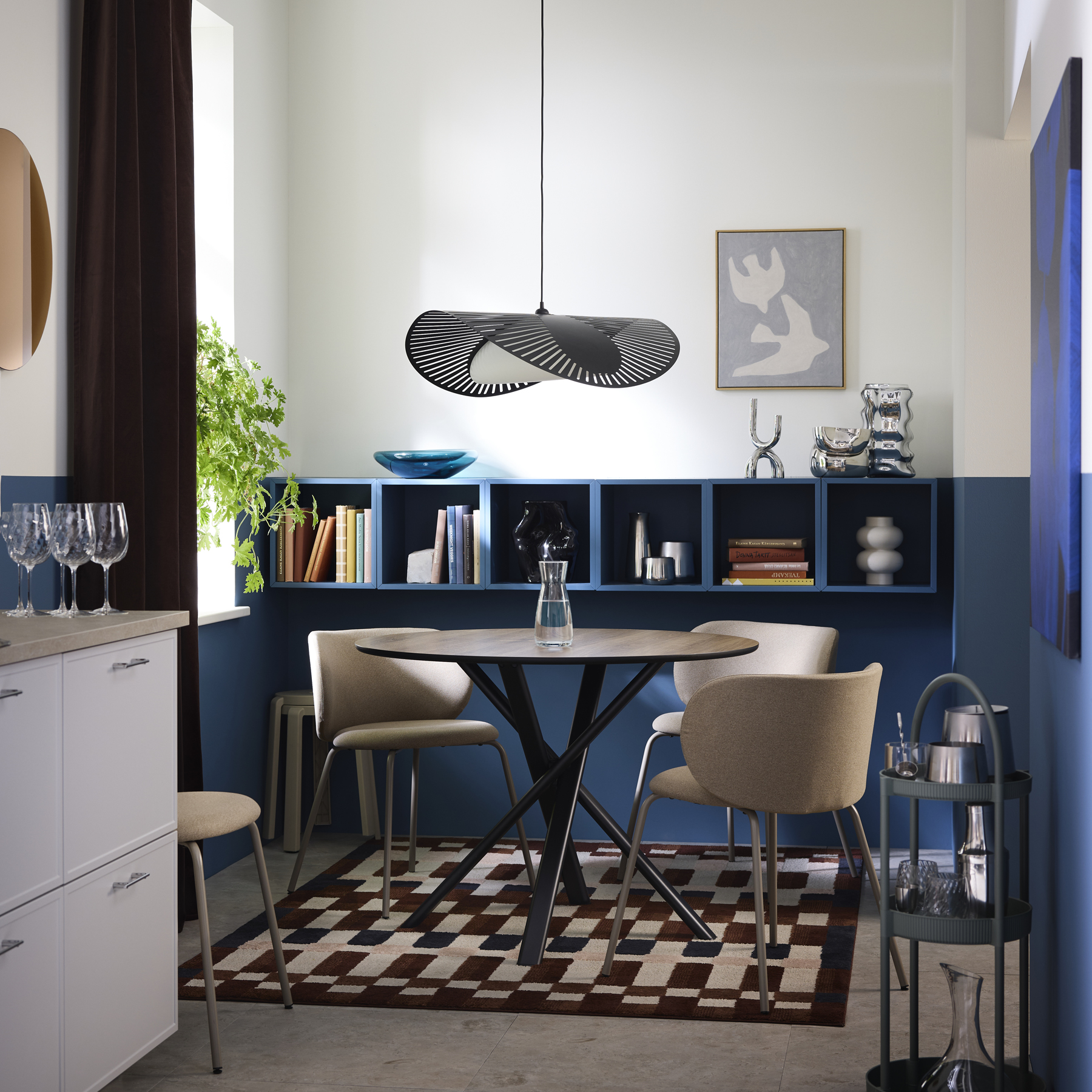 salle à manger bleue et blanche 