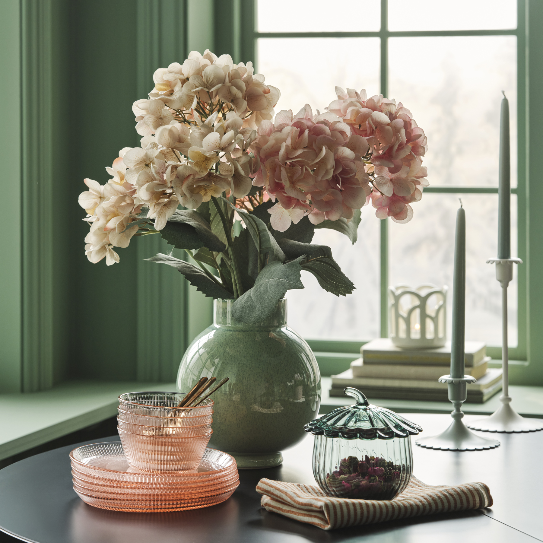 vase vert avec fleurs roses