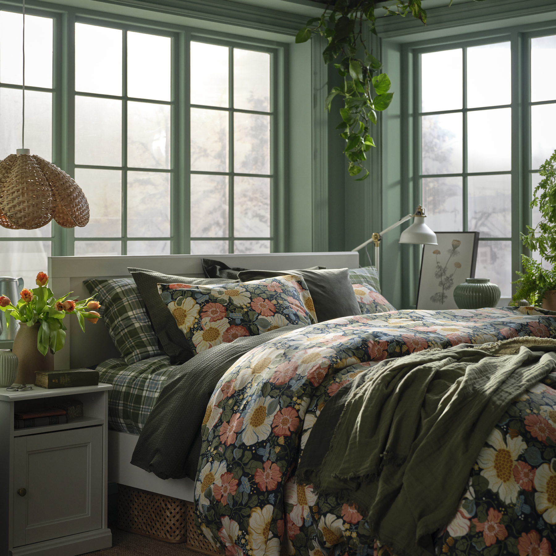 chambre verte et linge de lit floral