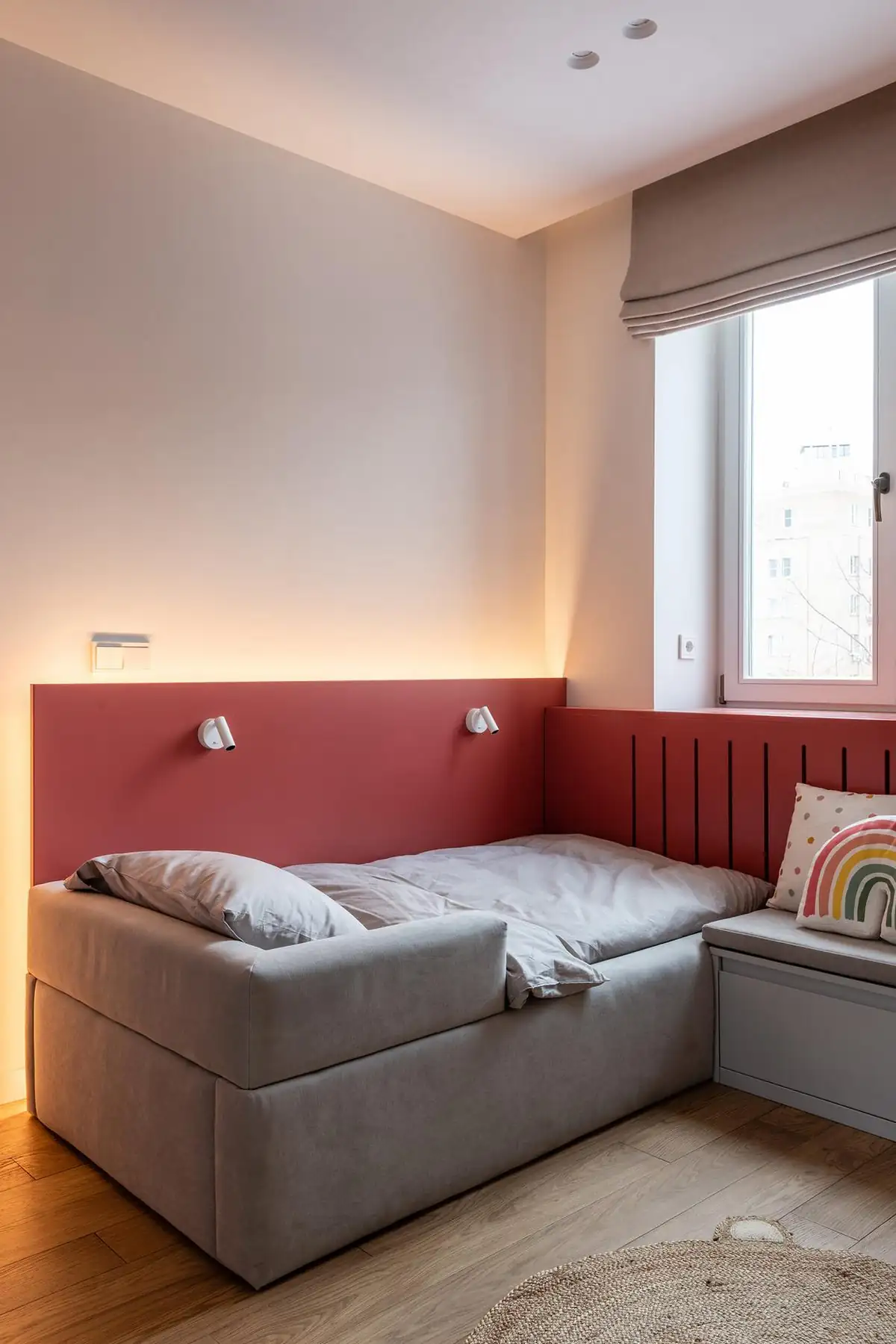 chambre d'enfant rouge et blanche décoration contemporaine petit appartement de 46m2