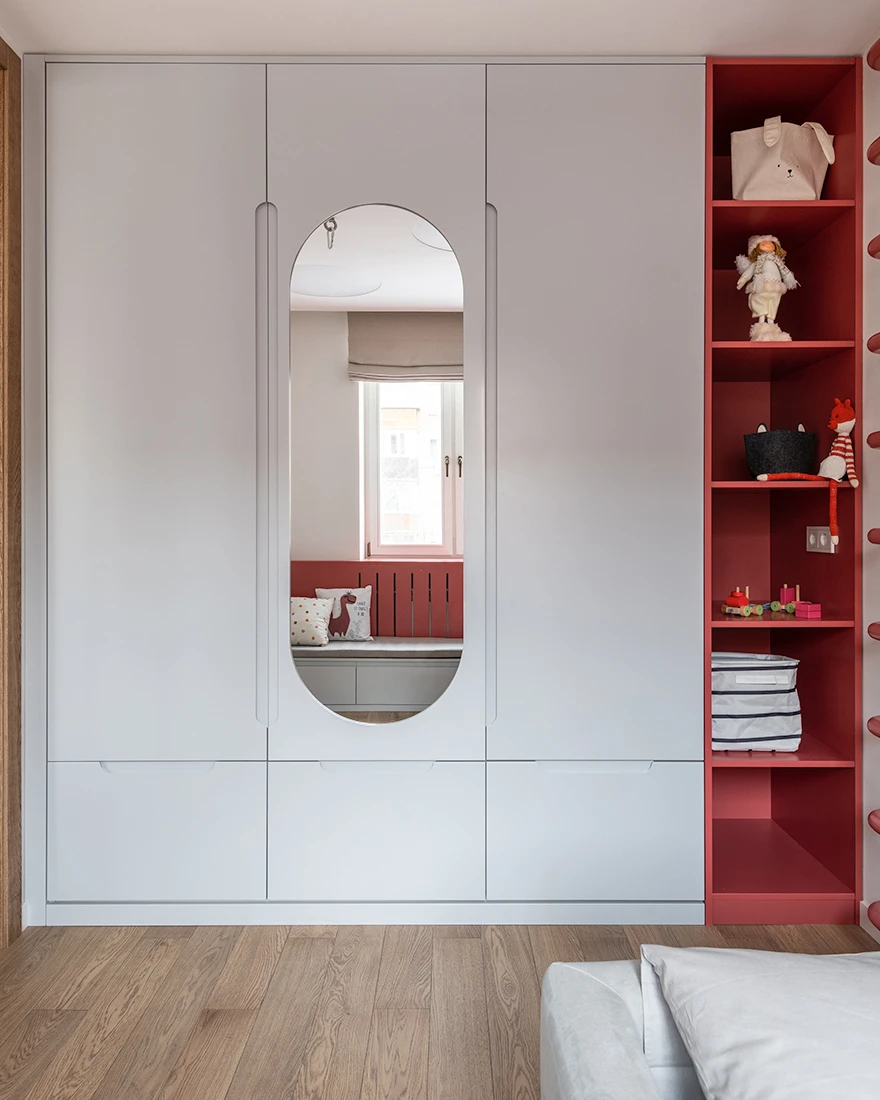 chambre d'enfant rouge et blanche décoration contemporaine petit appartement de 46m2