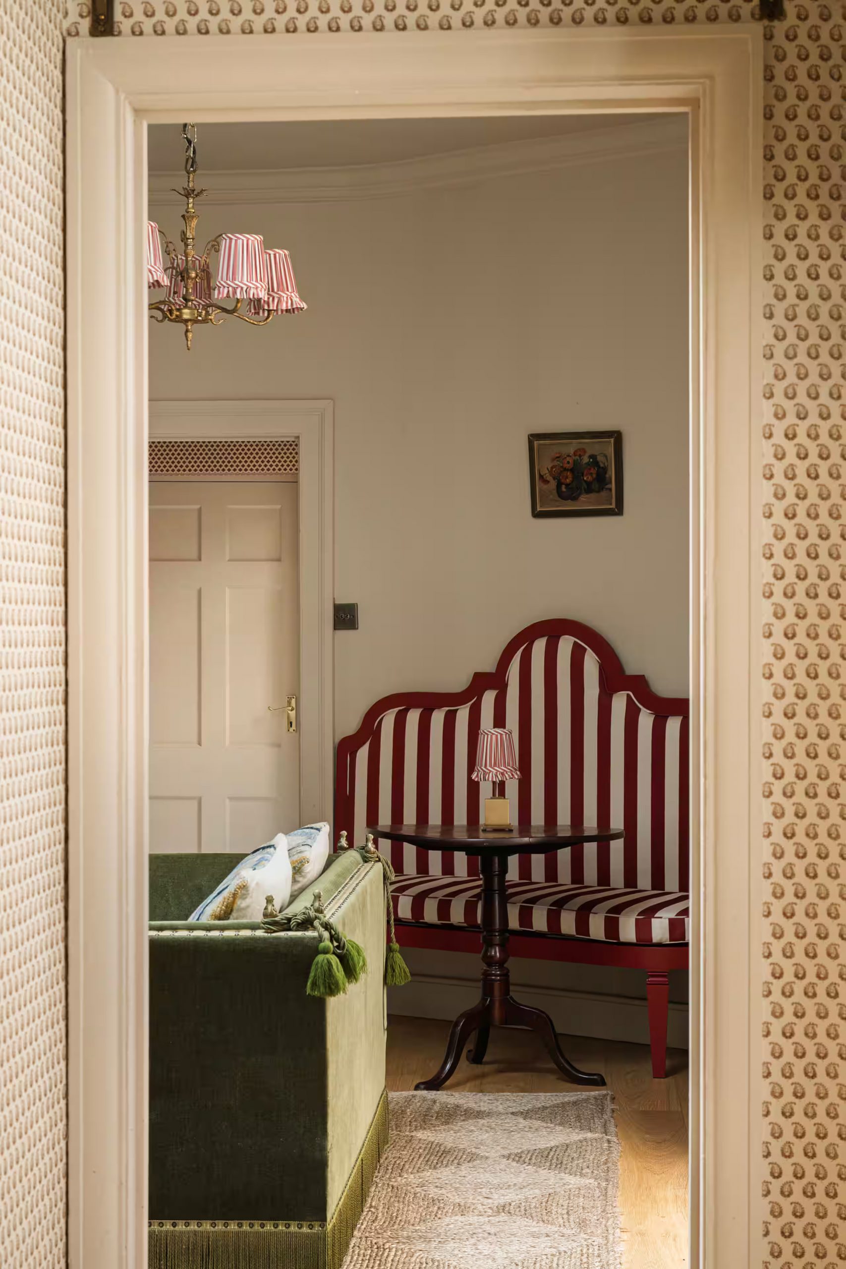 salon avec canapé vert appartement Bath décoration classique chic salon avec canapé vert appartement Bath décoration classique chic