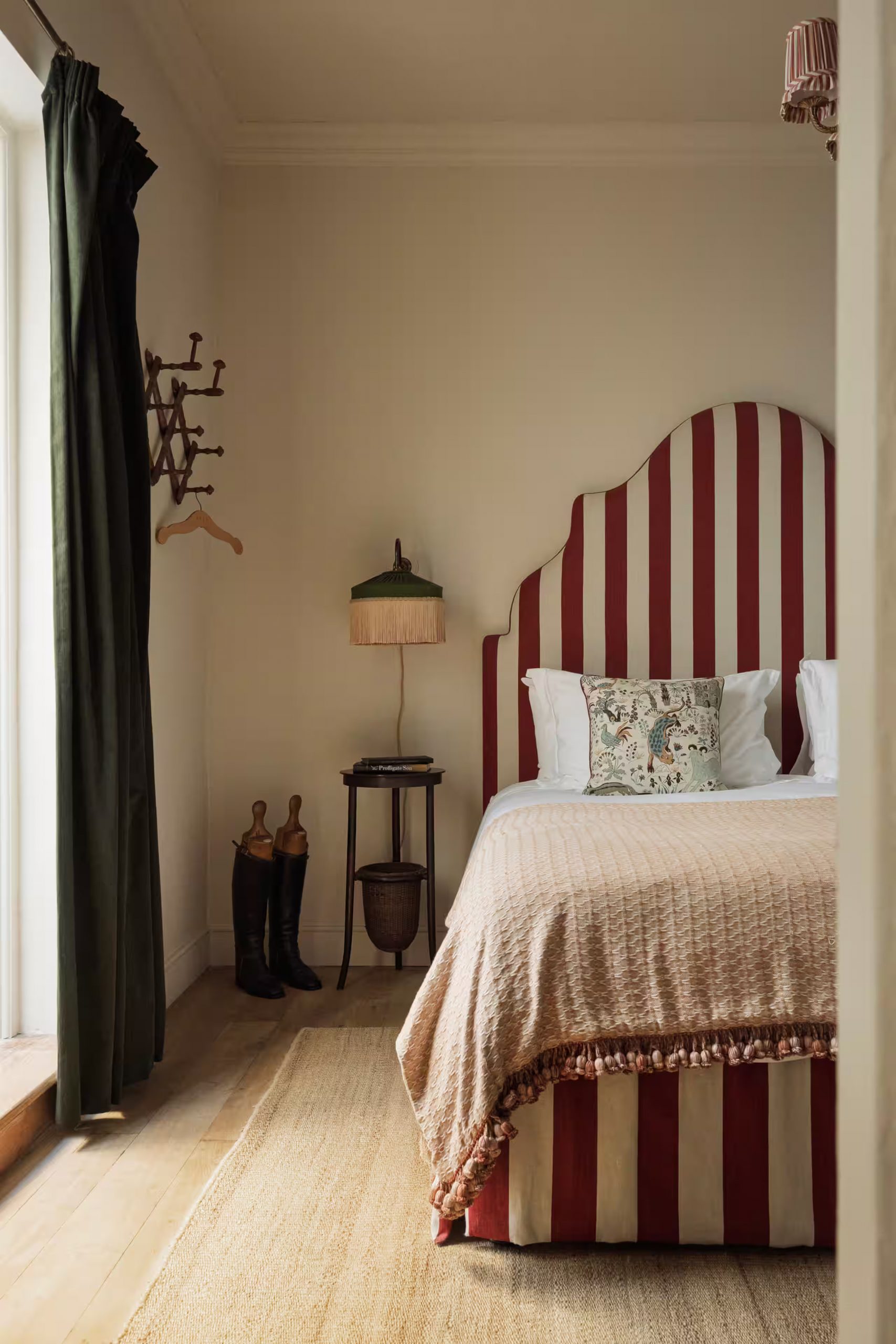 chambre avec tête de lit à rayures rouges et blanches appartement Bath décoration classique chic chambre avec tête de lit à rayures rouges et blanches appartement Bath décoration classique chic