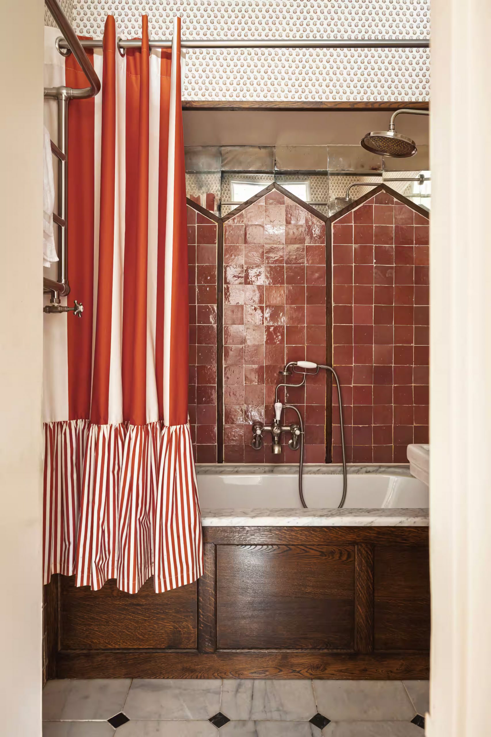 salle de bain zelliges rouges appartement Bath décoration classique chic salle de bain zelliges rouges appartement Bath décoration classique chic