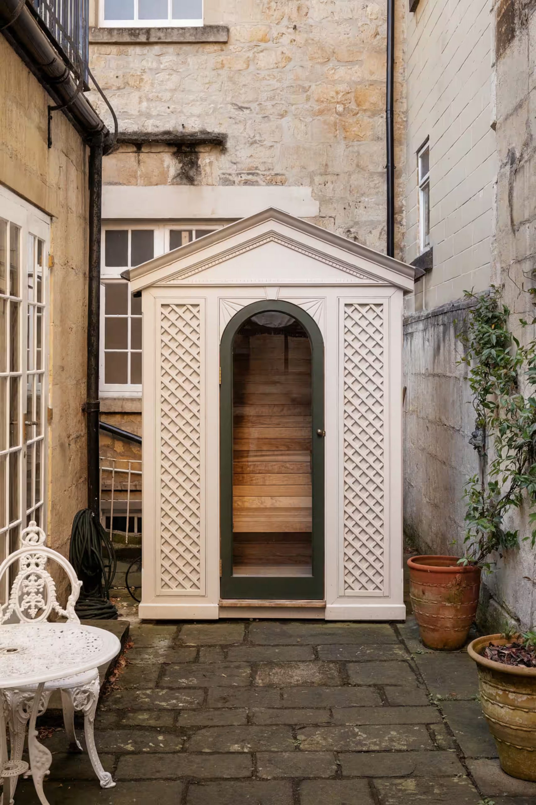 cour pavée dans immeuble ancien avec sauna cour pavée dans immeuble ancien avec sauna