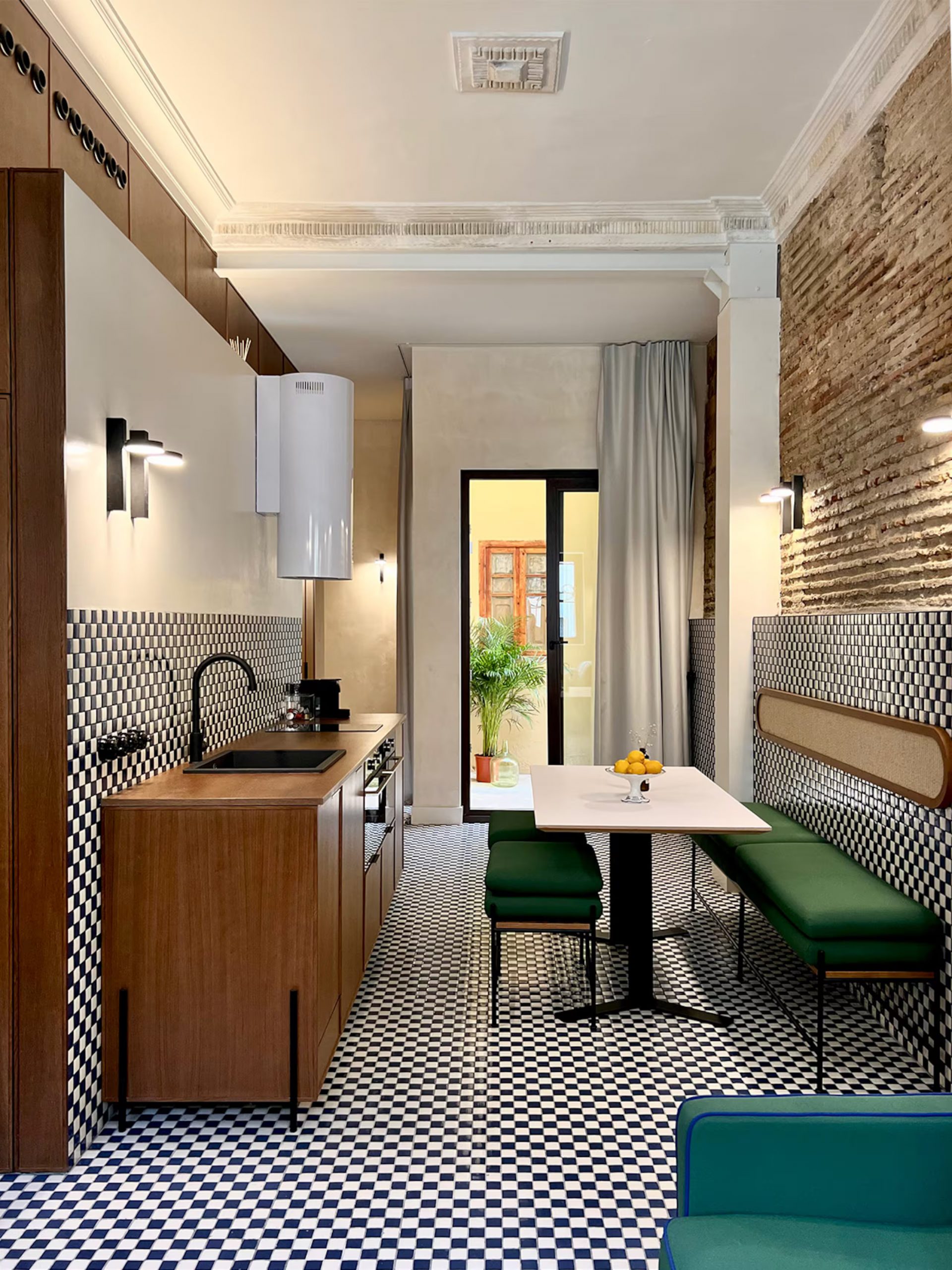 cuisine et espace repas avec carrelage à damier décoration contemporaine maison de pêcheur rénovée à Valencia El Rincón de María Vicenta