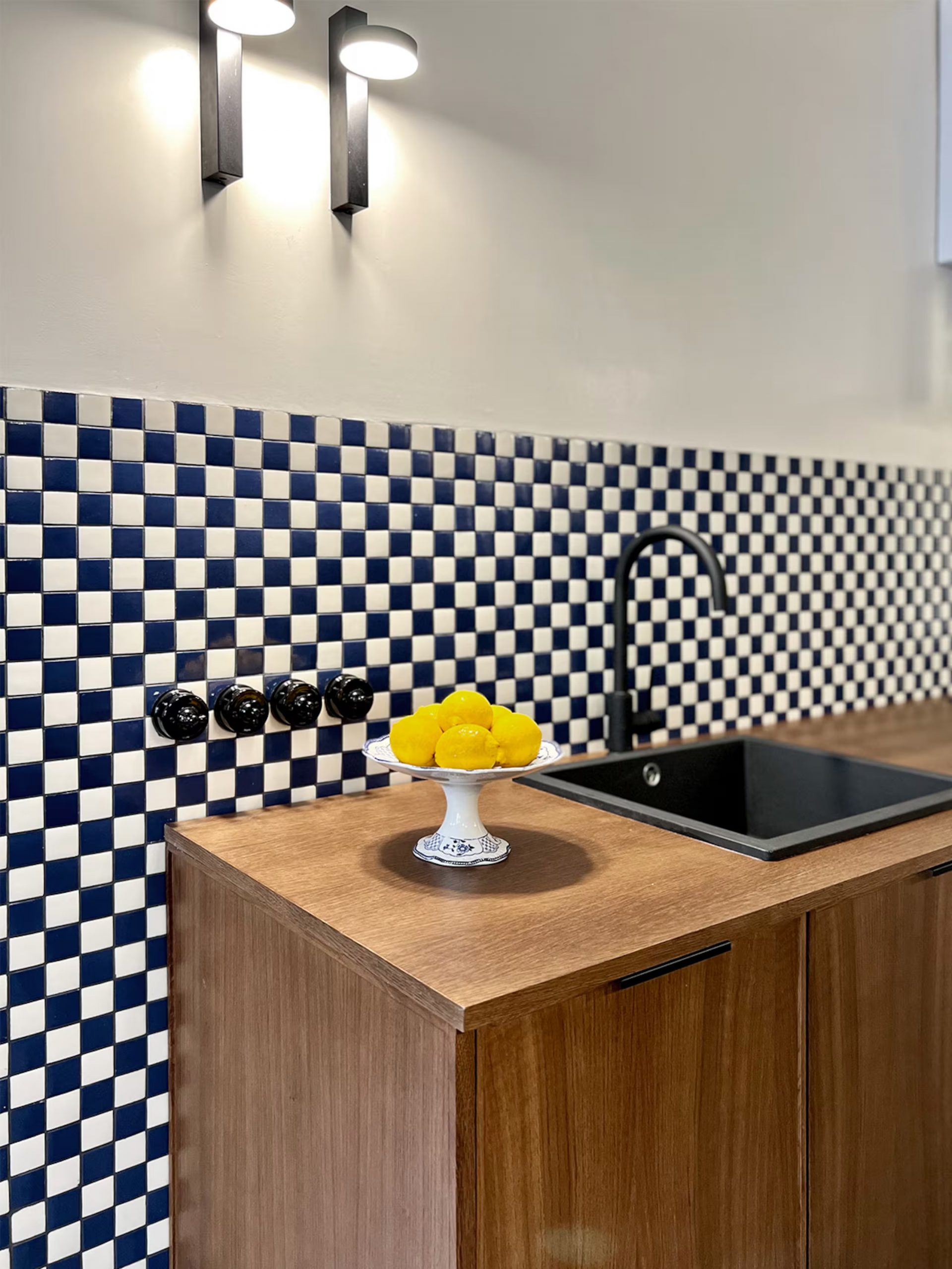 cuisine et espace repas avec carrelage à damier décoration contemporaine maison de pêcheur rénovée à Valencia El Rincón de María Vicenta