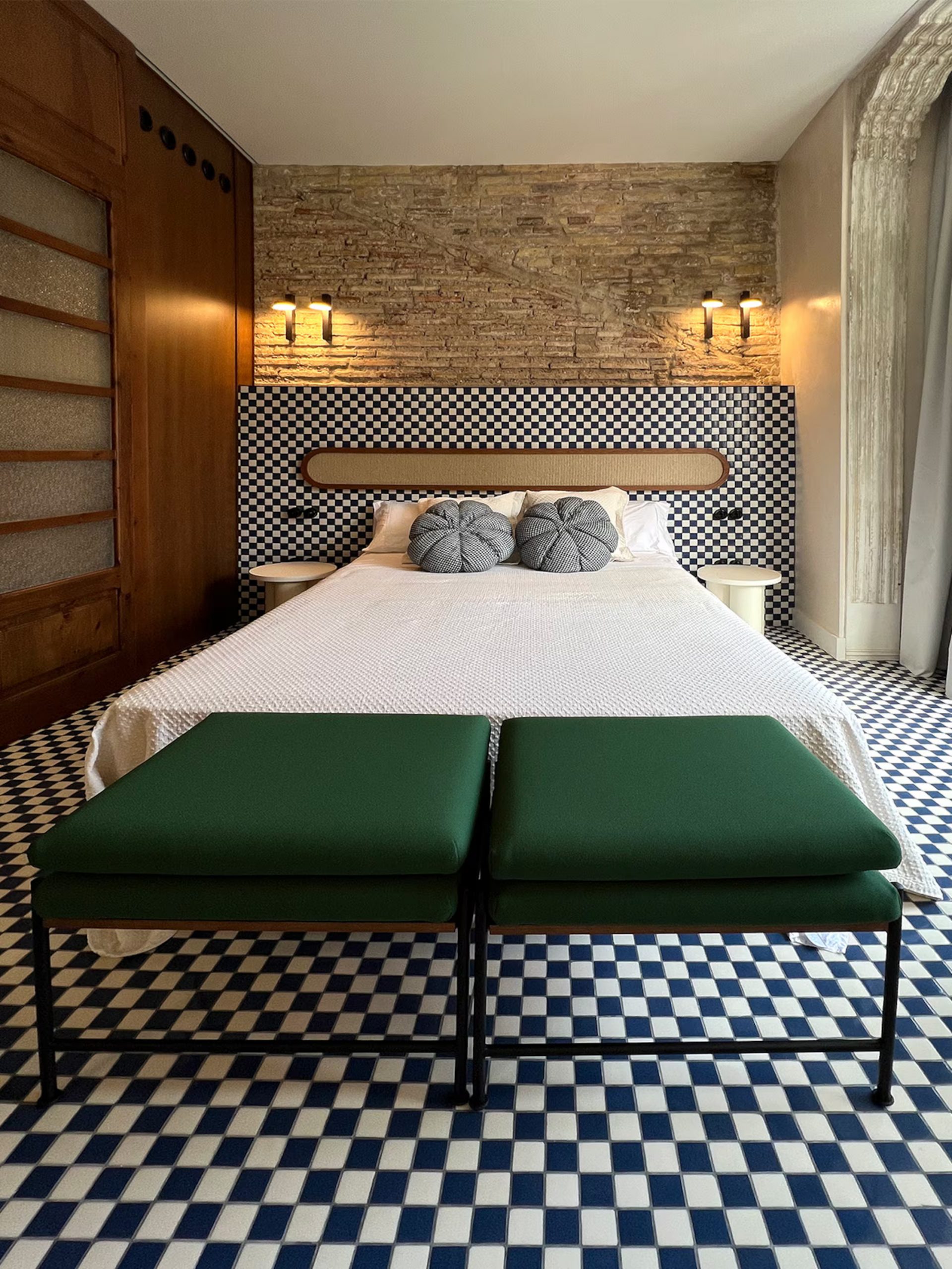 chambre avec carrelage à damier et mur de briques ancienne décoration contemporaine maison de pêcheur rénovée à Valencia El Rincón de María Vicenta