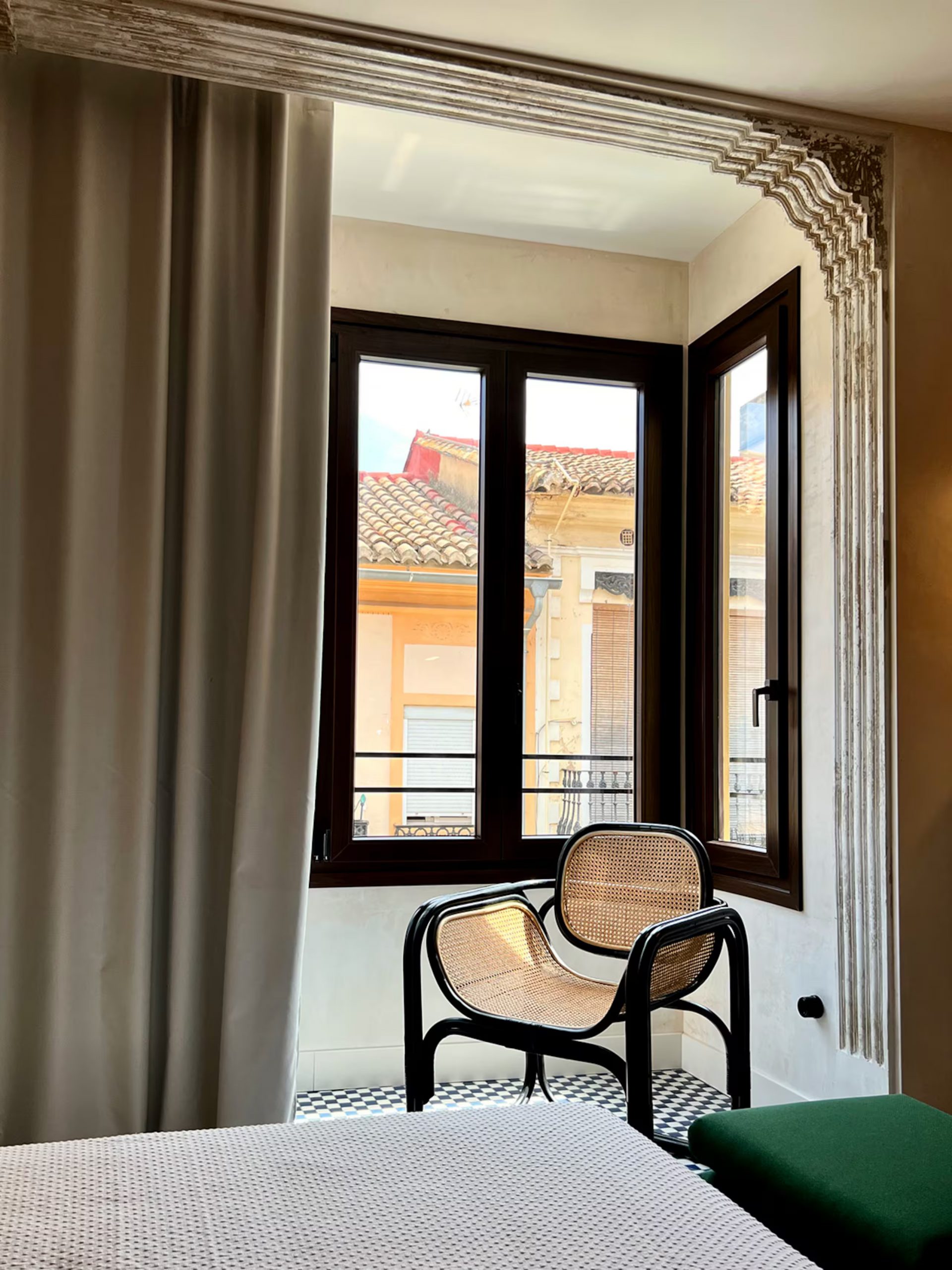 chambre avec carrelage à damier et mur de briques ancienne décoration contemporaine maison de pêcheur rénovée à Valencia El Rincón de María Vicenta