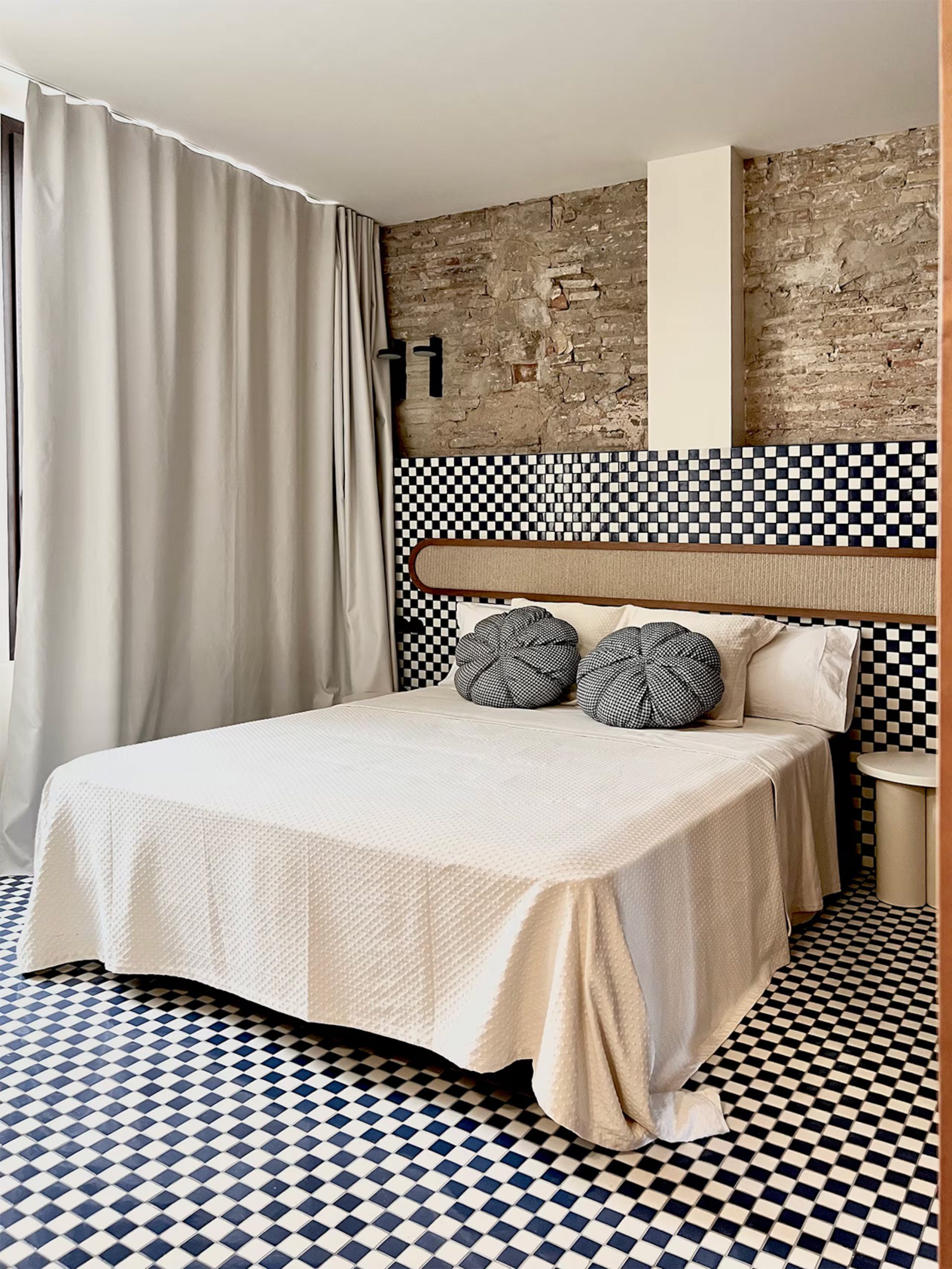 chambre avec carrelage à damier et mur de briques ancienne décoration contemporaine maison de pêcheur rénovée à Valencia El Rincón de María Vicenta