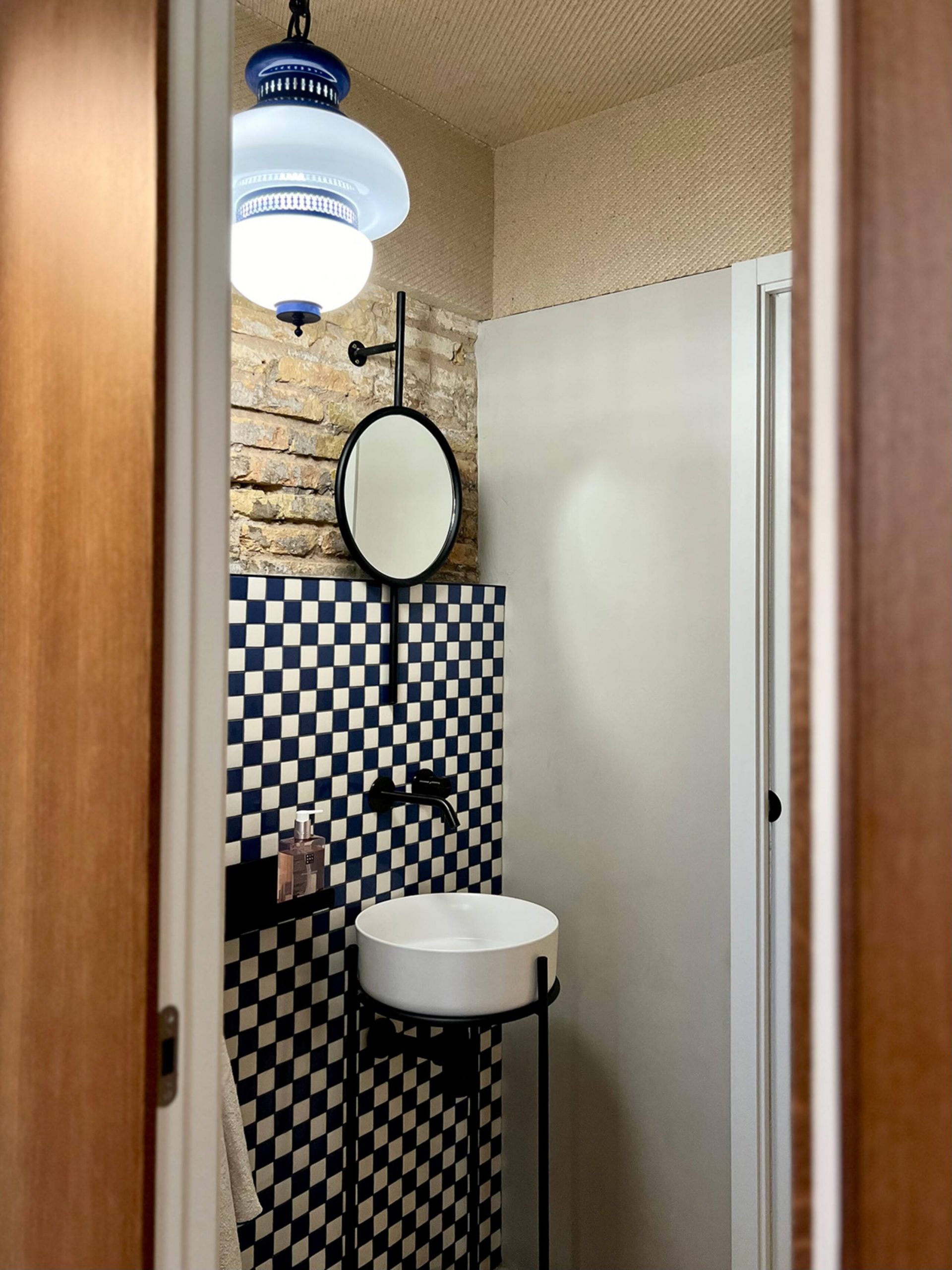 chambre avec carrelage à damier et mur de briques ancienne à Valencia El Rincón de María Vicenta