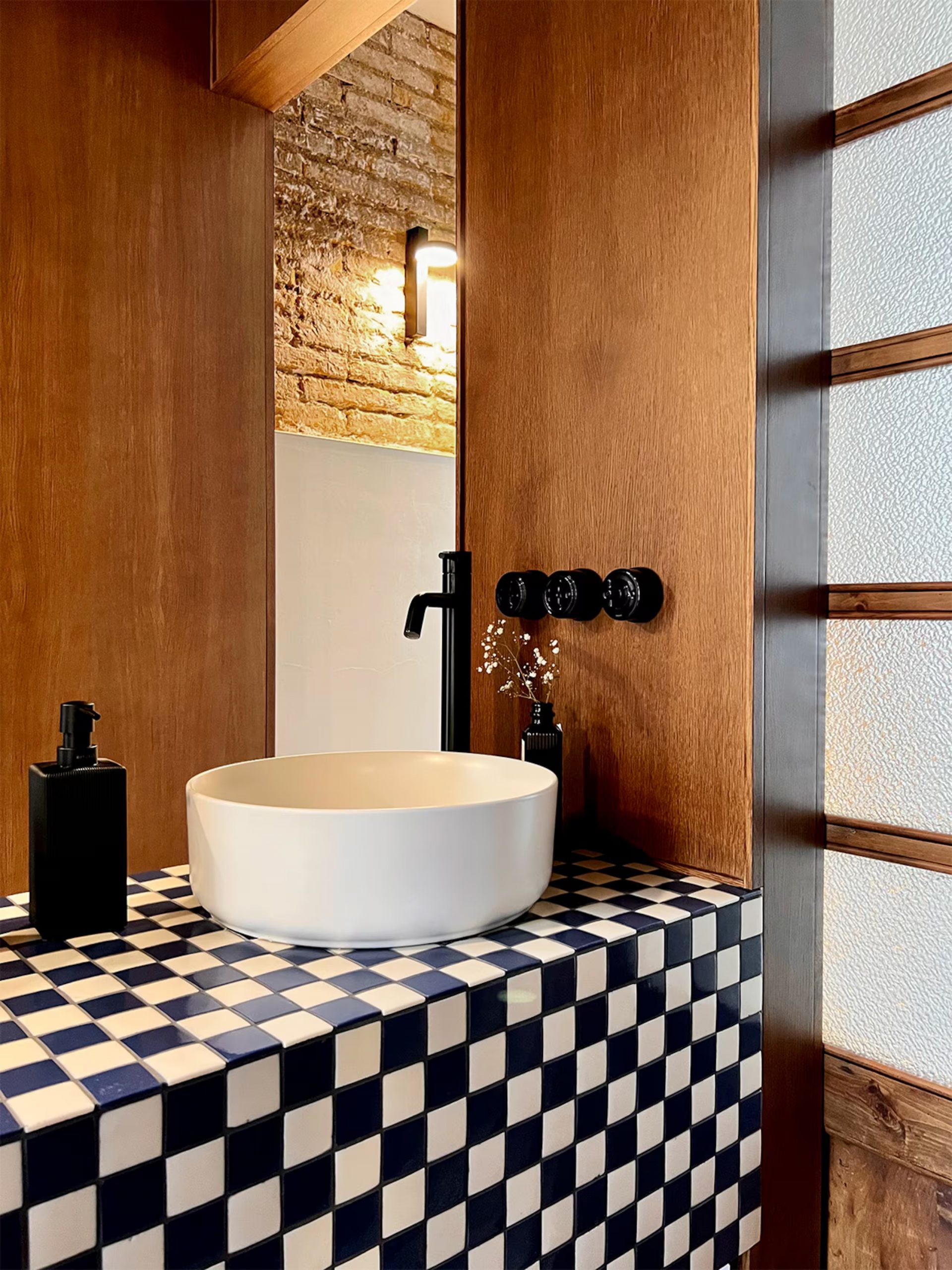 salle de bain avec carrelage à damier et mur de briques ancienne à Valencia El Rincón de María Vicenta