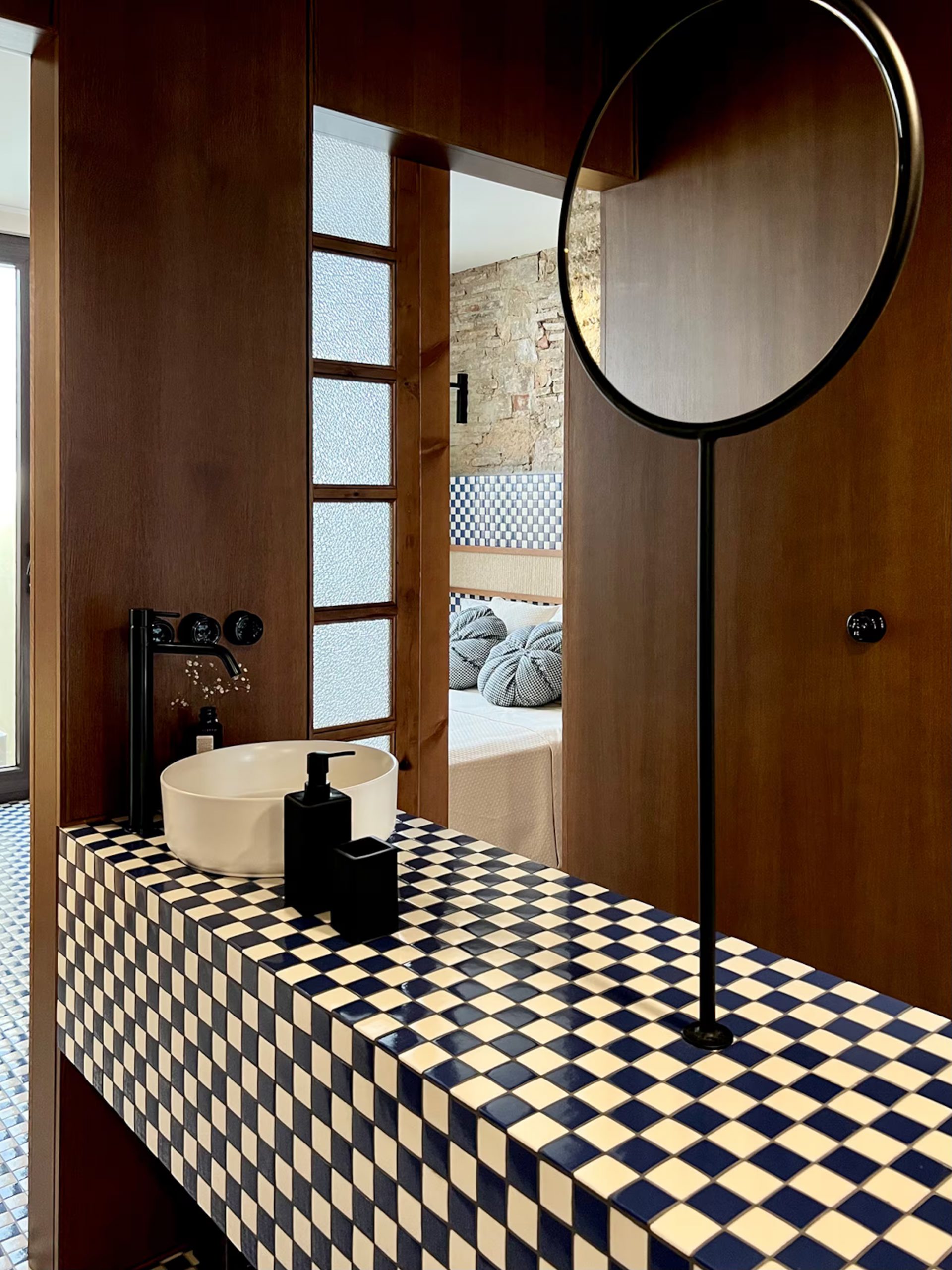 chambre et salle de bain avec carrelage à damier et mur de briques ancienne à Valencia El Rincón de María Vicenta