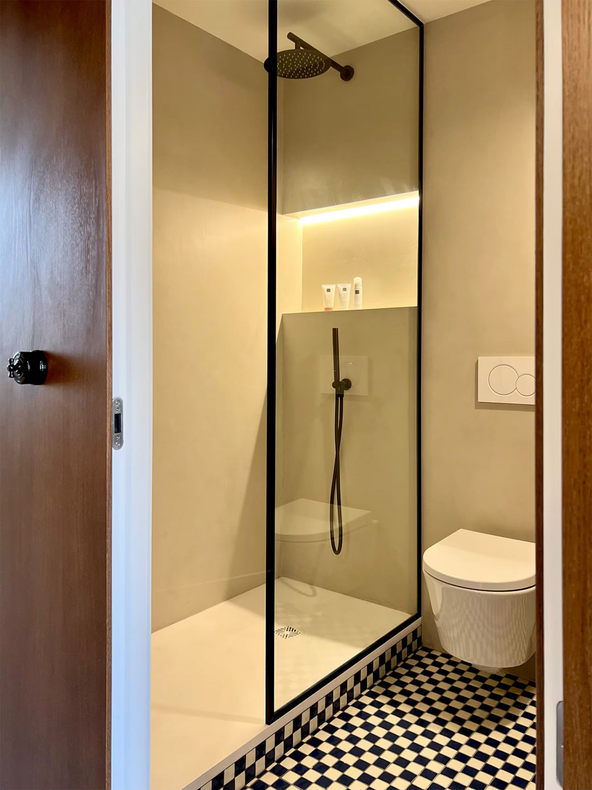 salle de bain avec carrelage à damier à Valencia El Rincón de María Vicenta