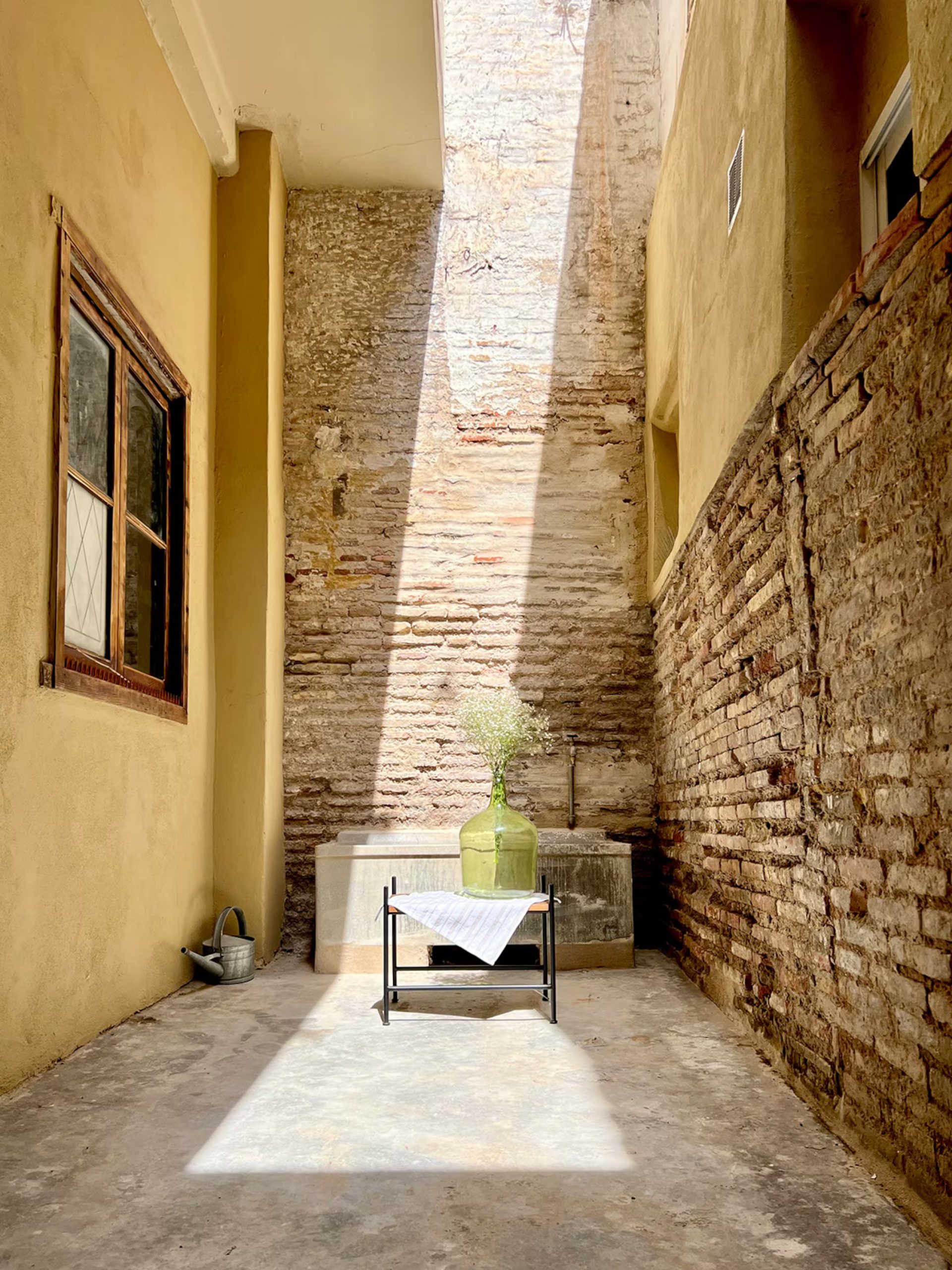 patio mur de briques ancienne décoration contemporaine maison de pêcheur rénovée à Valencia El Rincón de María Vicenta