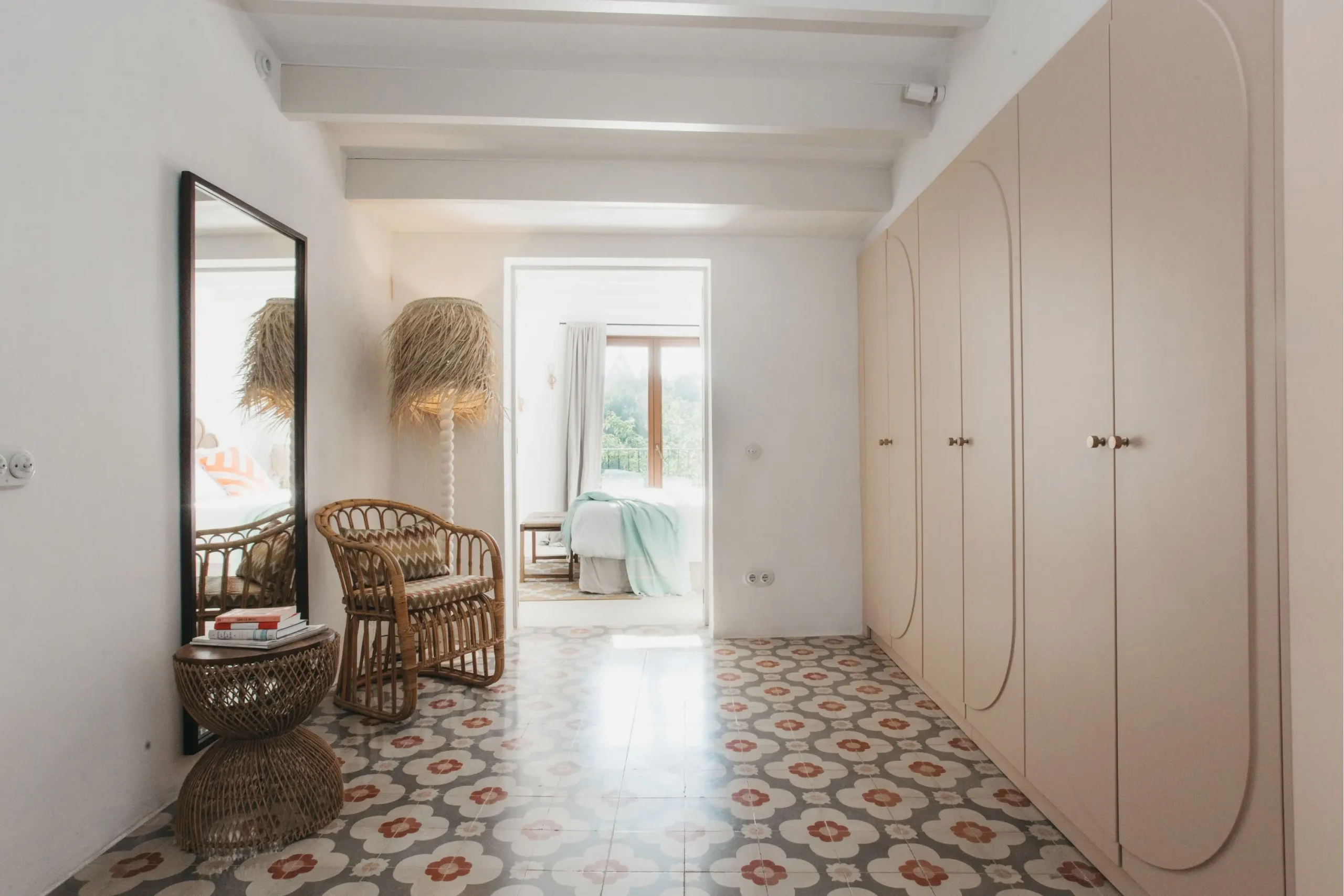 couloir avec dressing et carreaux de ciment maison Minorque rénovation et décoration contemporaine couloir avec dressing et carreaux de ciment maison Minorque rénovation et décoration contemporaine