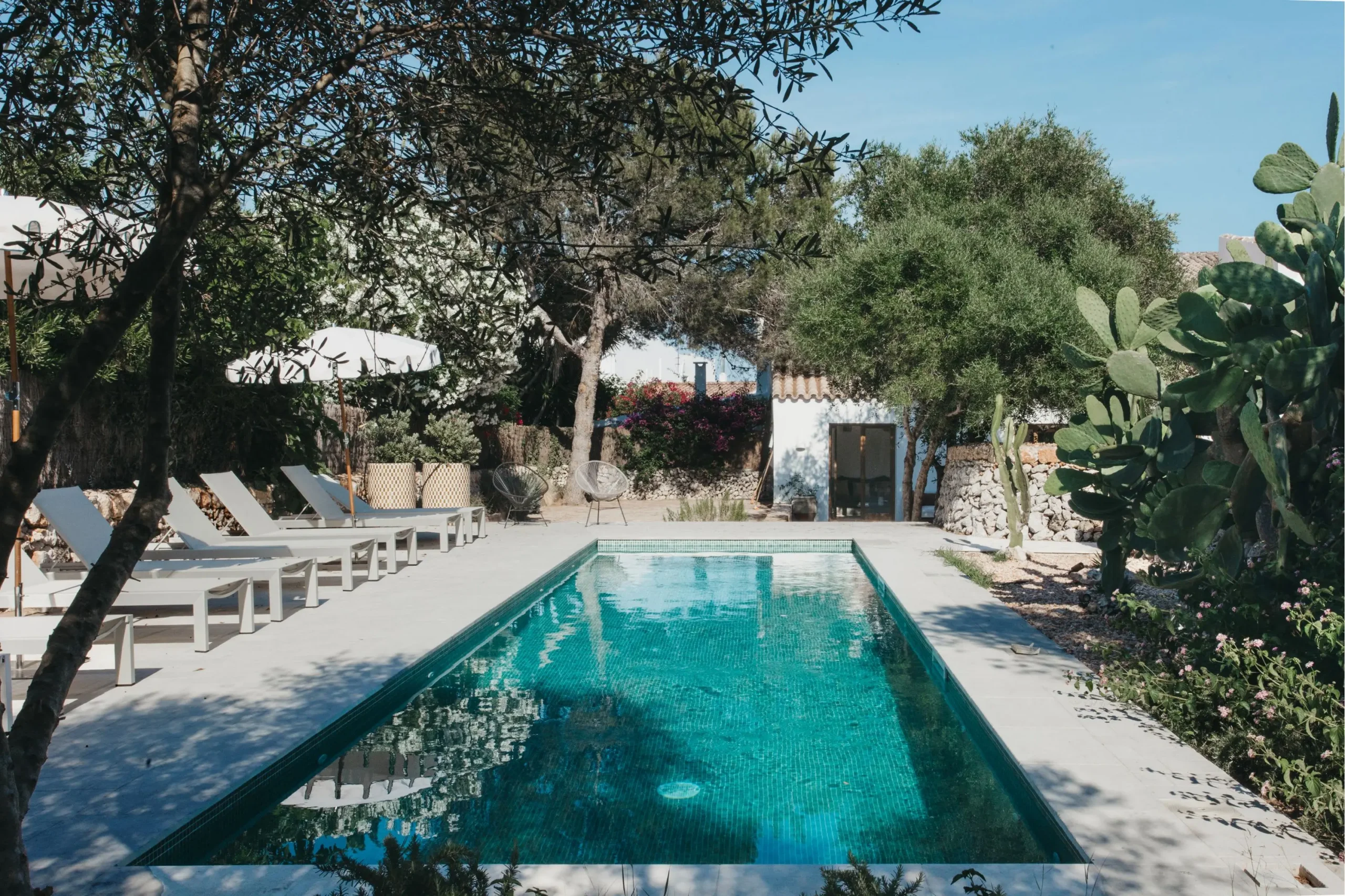 jardin avec piscine maison Minorque rénovation et décoration contemporaine jardin avec piscine maison Minorque rénovation et décoration contemporaine