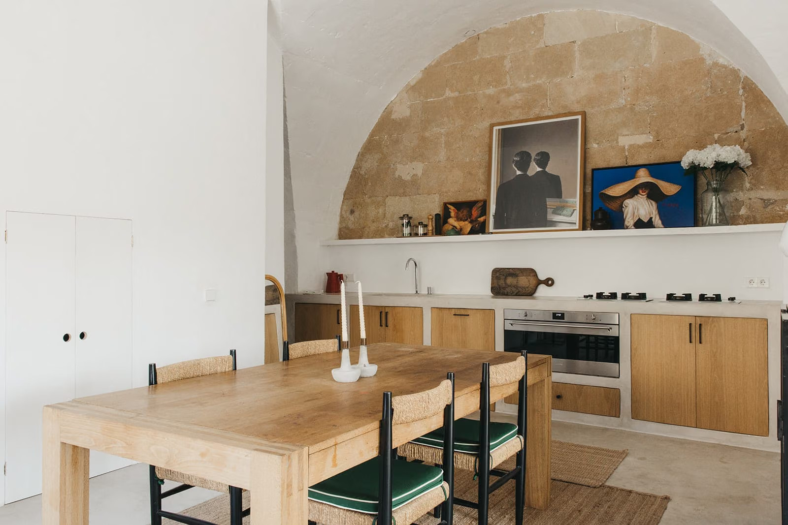 cuisine et salle à manger maison de ville à Minorque décoration contemporaine