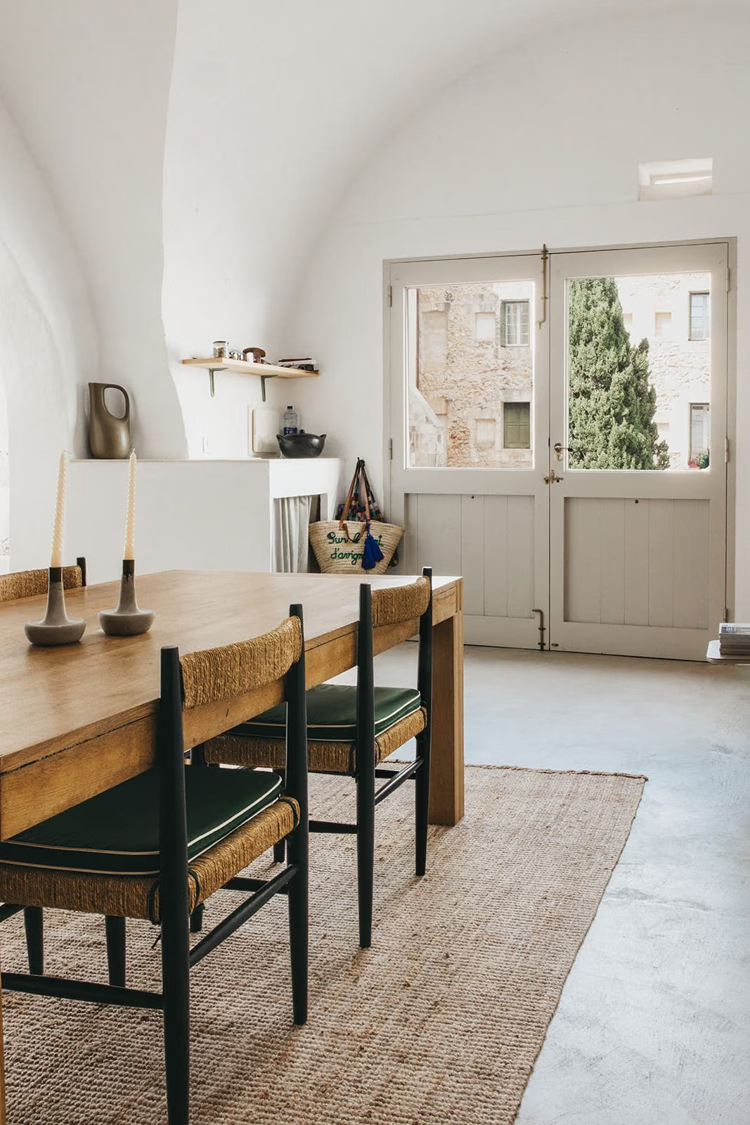 salle à manger maison de ville à Minorque décoration contemporaine