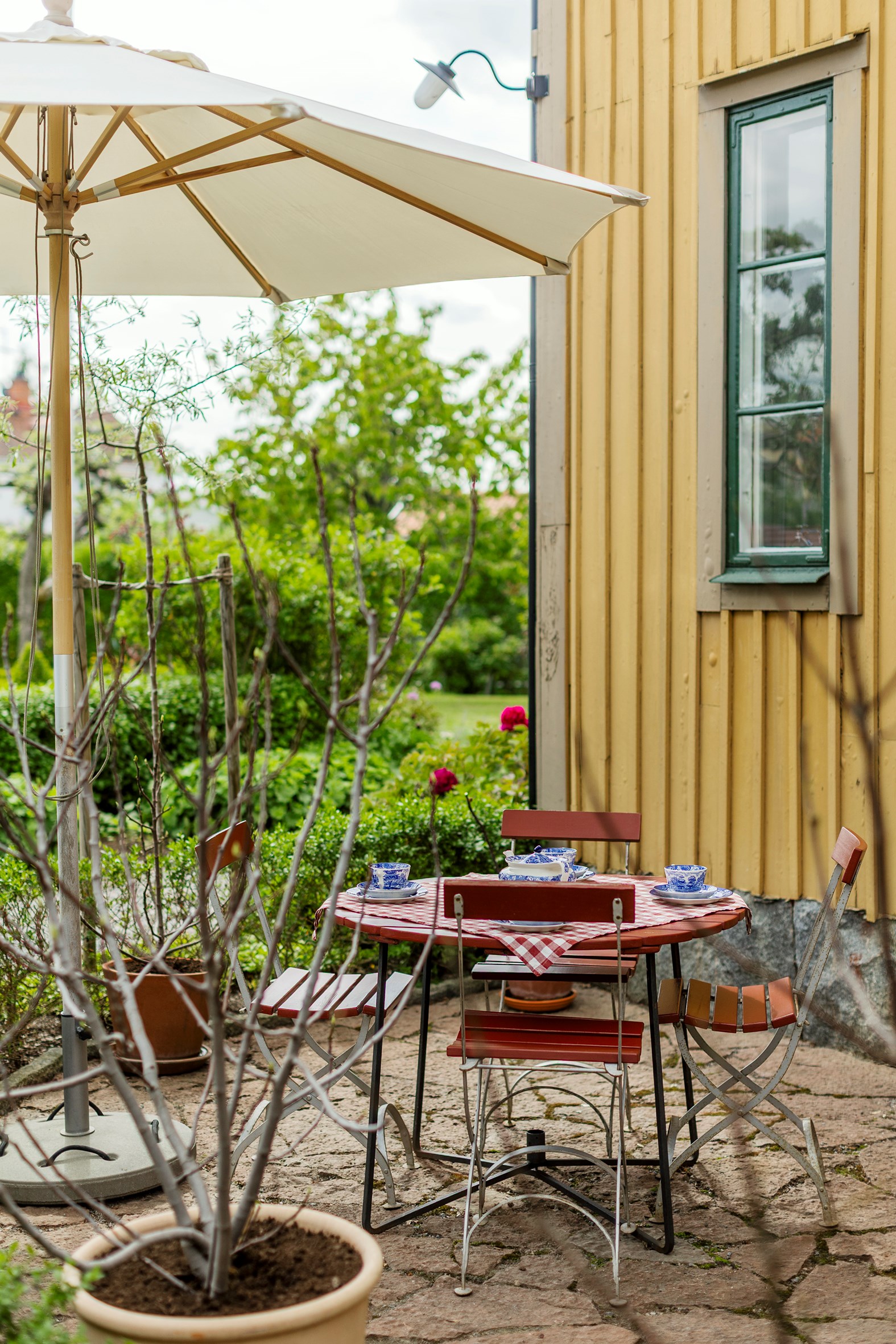 jardin maison en bois jaune Suède