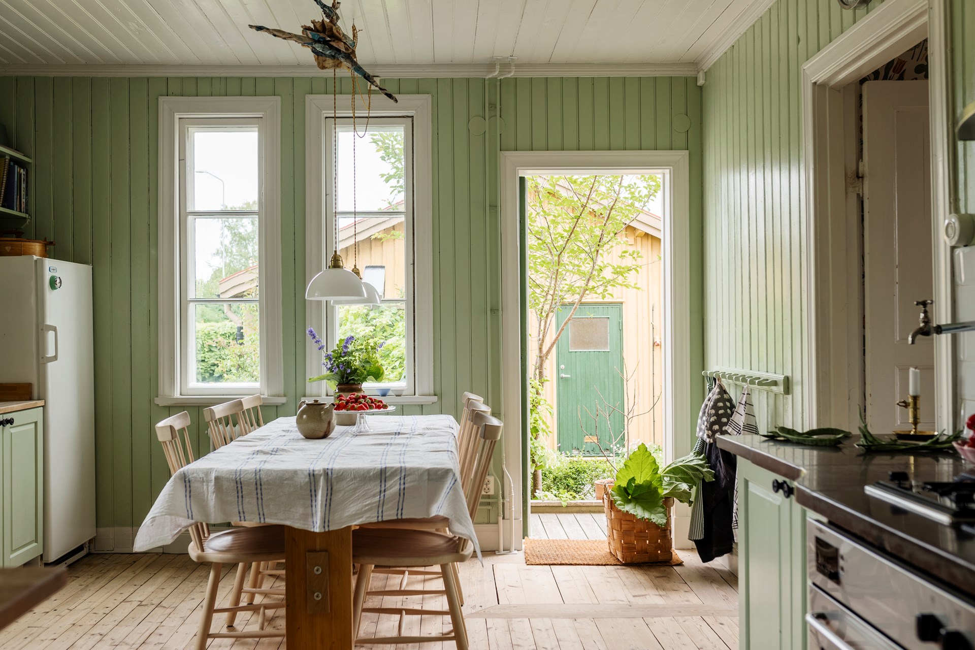 cuisine verte décoration vintage et rustique chic maison en bois jaune Suède