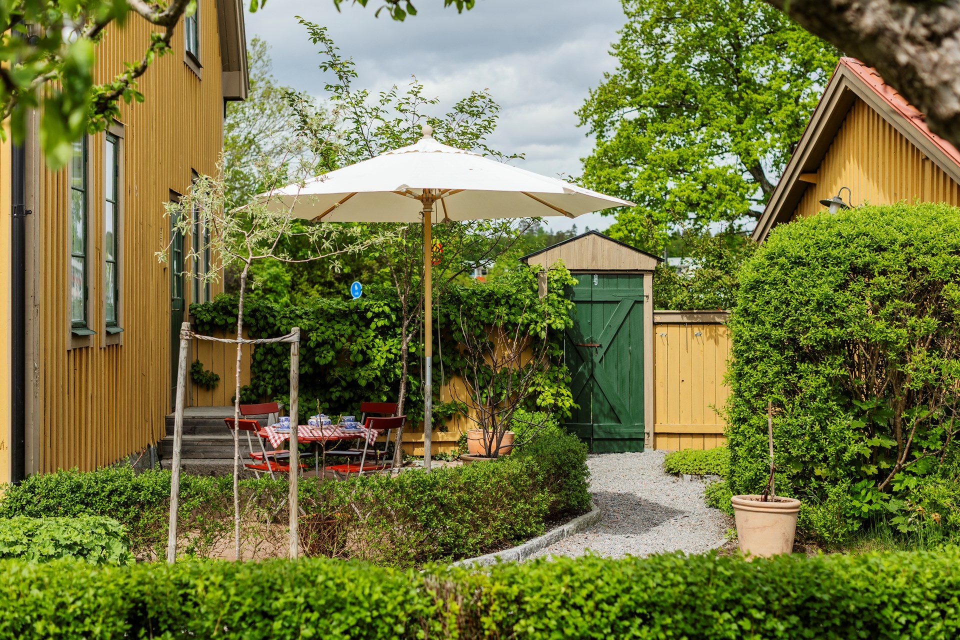 jardin maison en bois jaune Suède