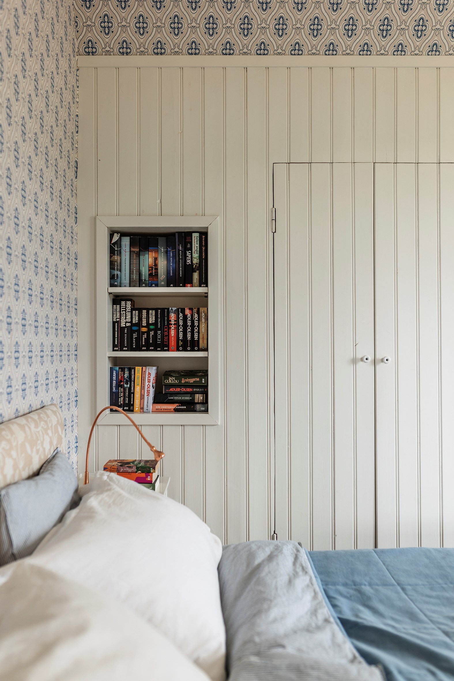 chambre bleue et beige décoration vintage et rustique chic maison en bois jaune Suède