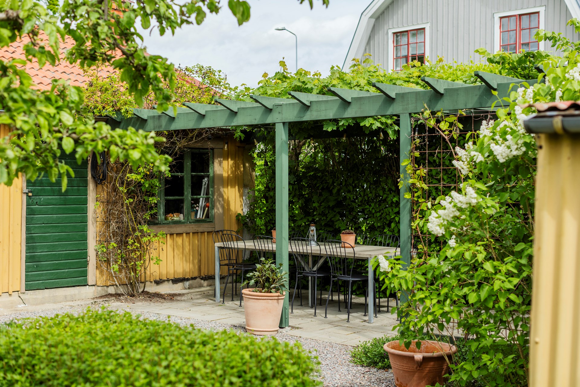 jardin maison en bois jaune Suède