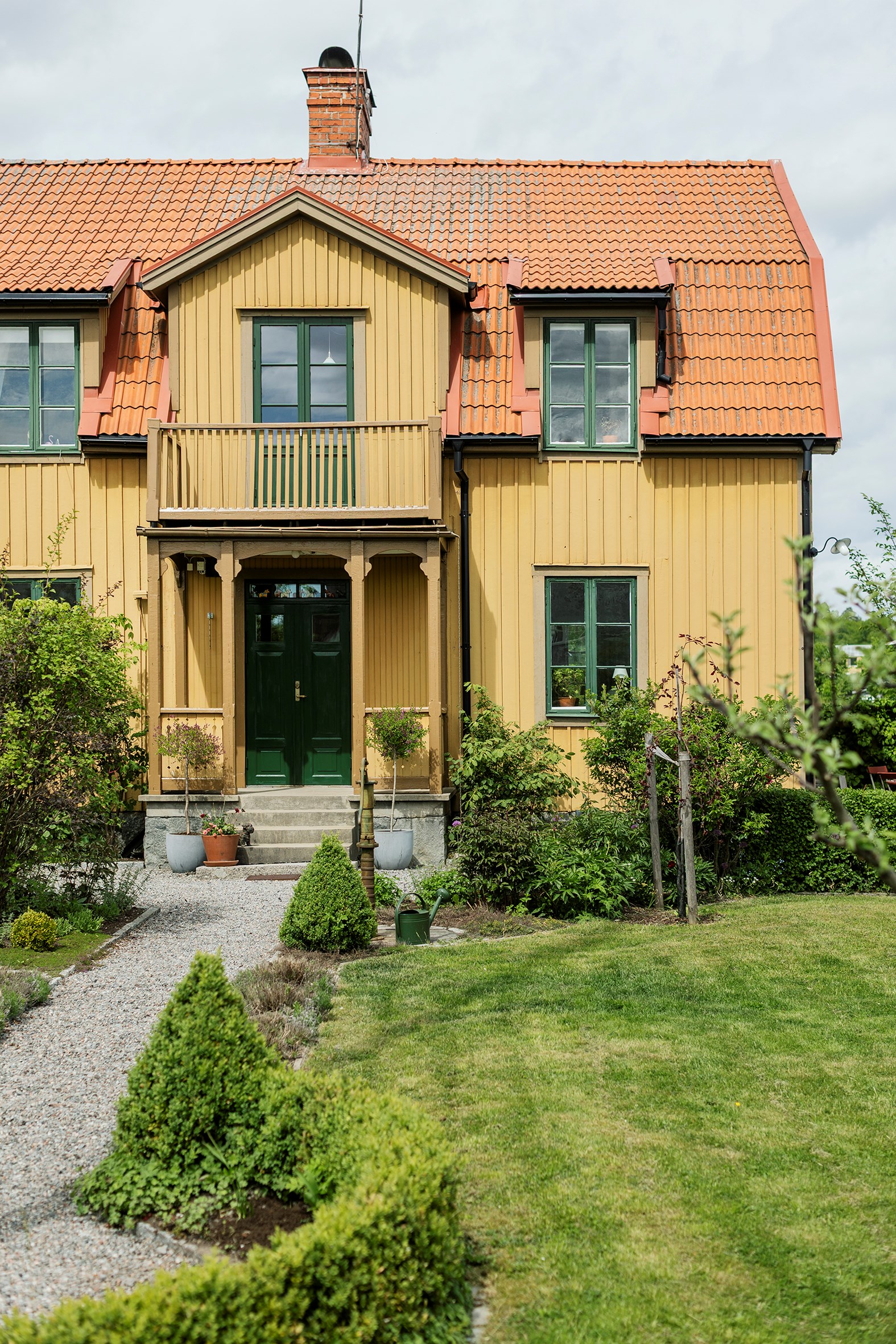 jardin maison en bois jaune Suède