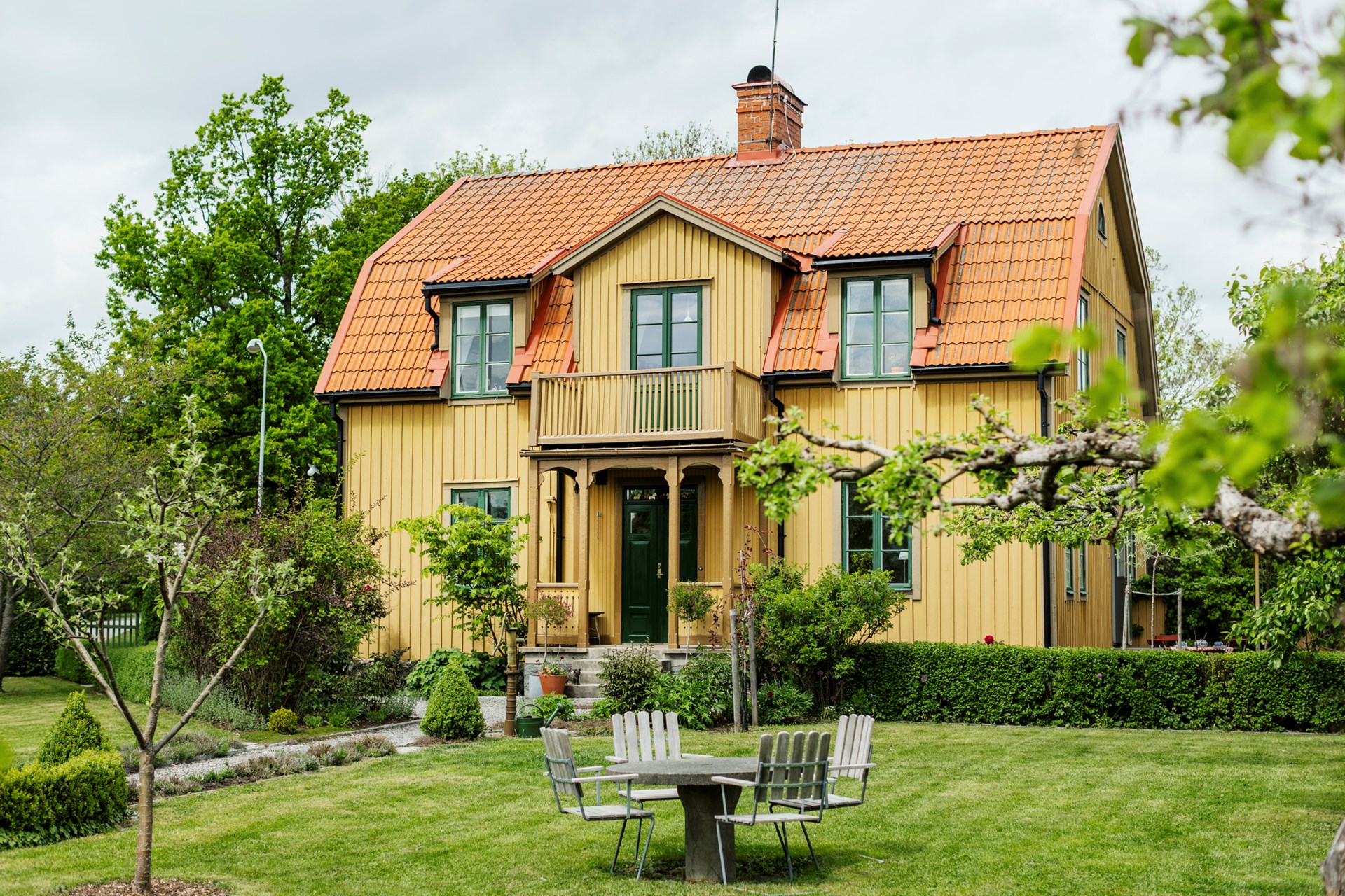 jardin maison en bois jaune Suède