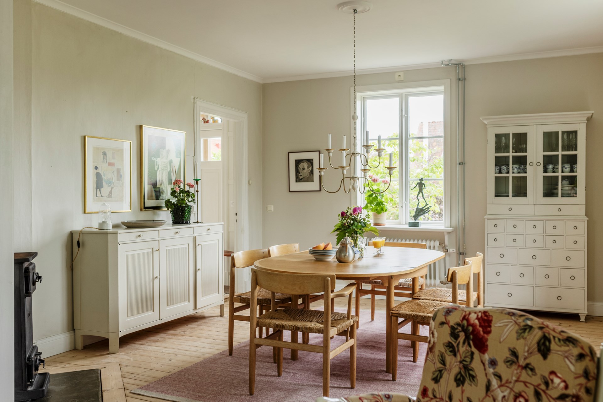 salle à manger avec poêle ancien en métal décoration vintage et rustique chic maison en bois jaune Suède