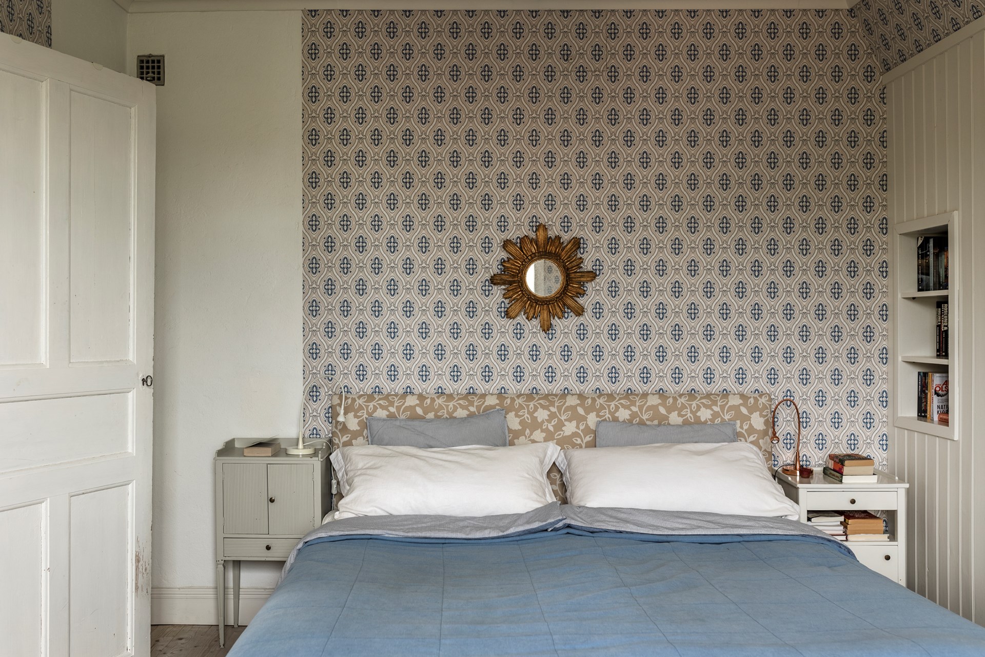 chambre décoration vintage et rustique chic maison en bois jaune Suède
