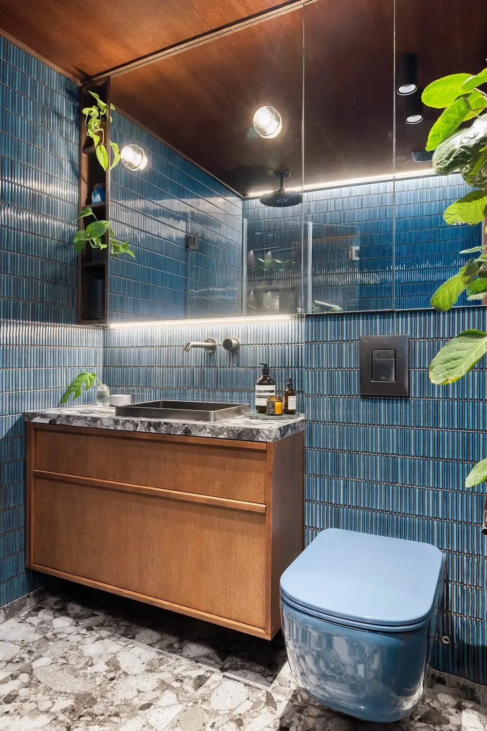 salle de bain bleue chêne foncé et marbre décoration contemporaine colorée appartement rénové à Oslo salle de bain bleue chêne foncé et marbre décoration contemporaine colorée appartement rénové à Oslo