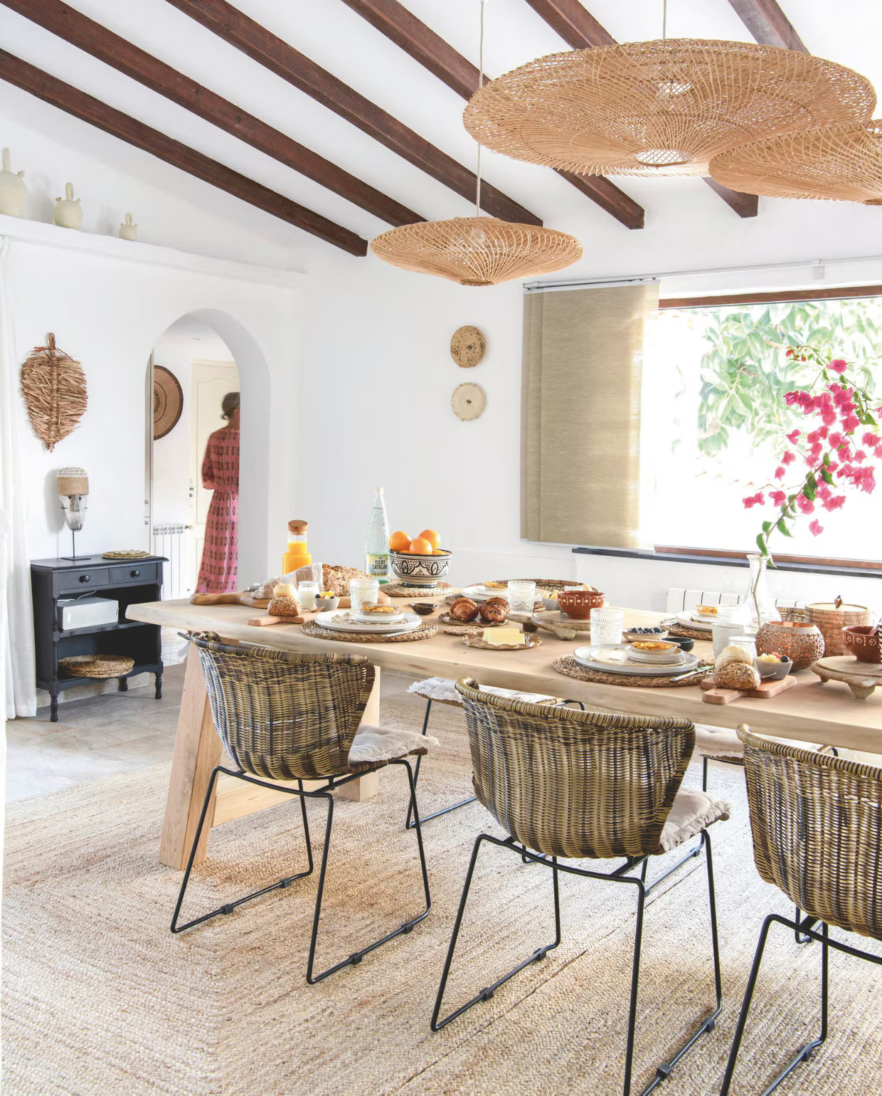 salle à manger décoration contemporaine naturelle avec poutres