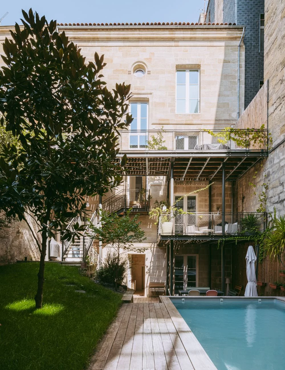 maison de ville avec piscine à Bordeaux jardin avec piscine et décoration contemporaine maison de ville avec piscine à Bordeaux jardin avec piscine et décoration contemporaine