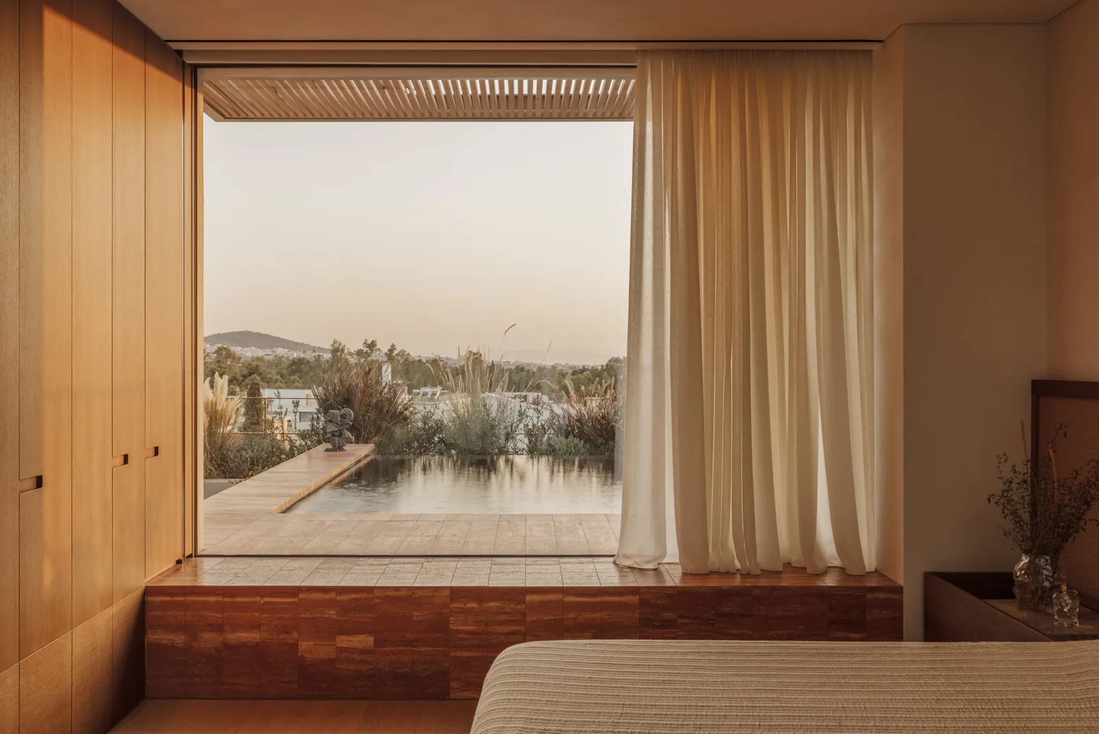 chambre avec vue sur bassin naturel décoration contemporaine