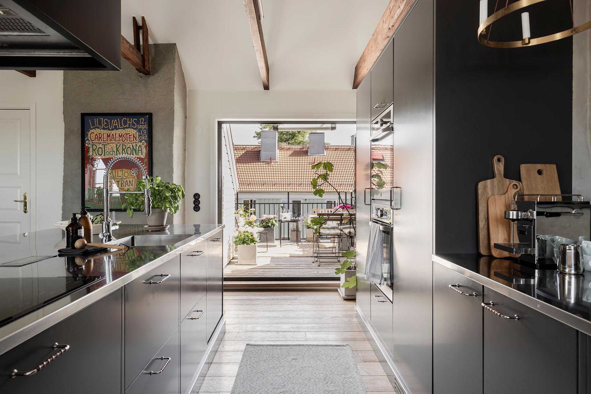 cuisine grise contemporaine avec terrasse
